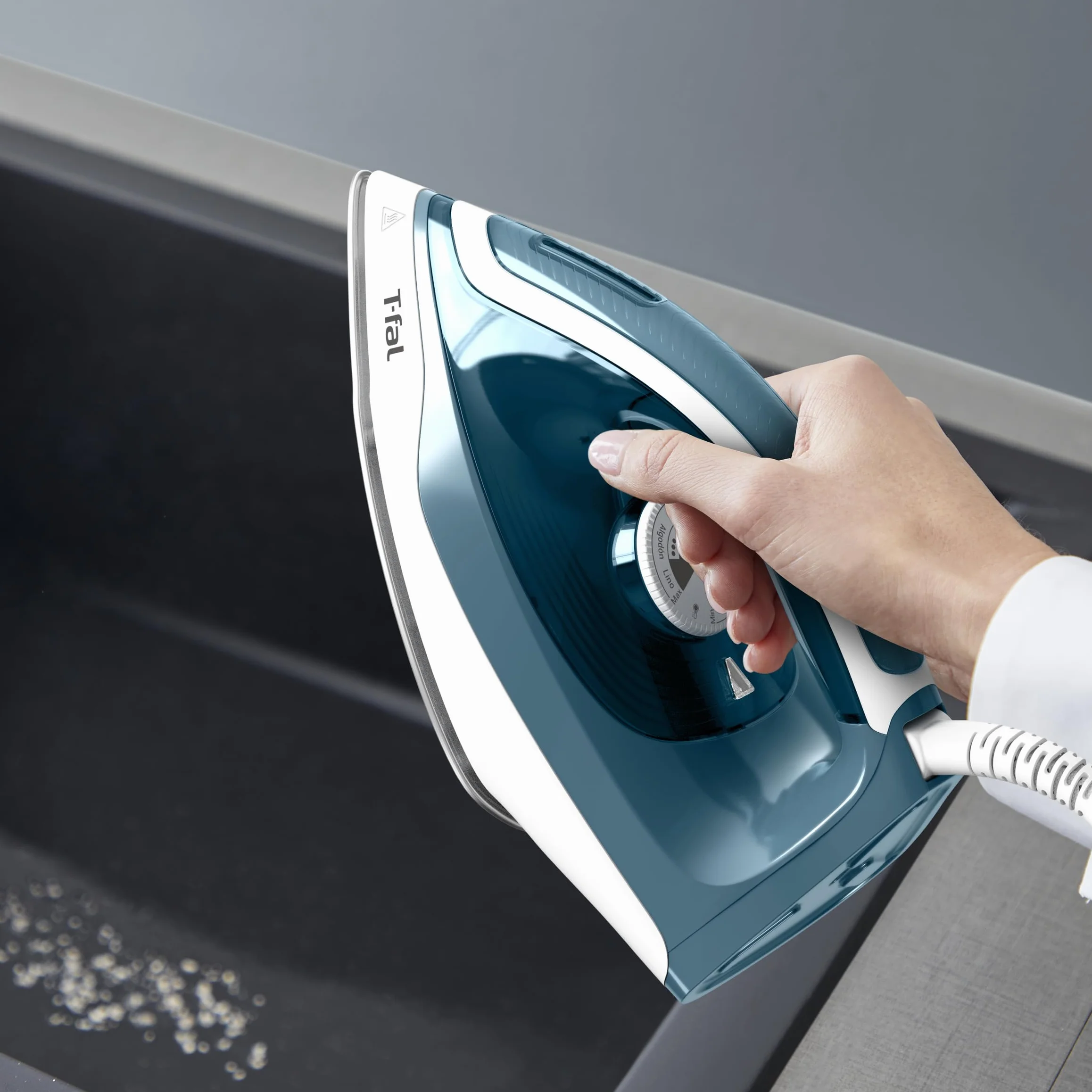 Tefal SV6115 Express Essential - Plancha de vapor (5,2 bar, golpe de vapor: 280 g/min, vapor continuo: 120 g/min, tecnología Calc Clear, suela Xpress Glide, 2200 W, 1,4 L, 36,2 x 17,9 x 25,6 cm)