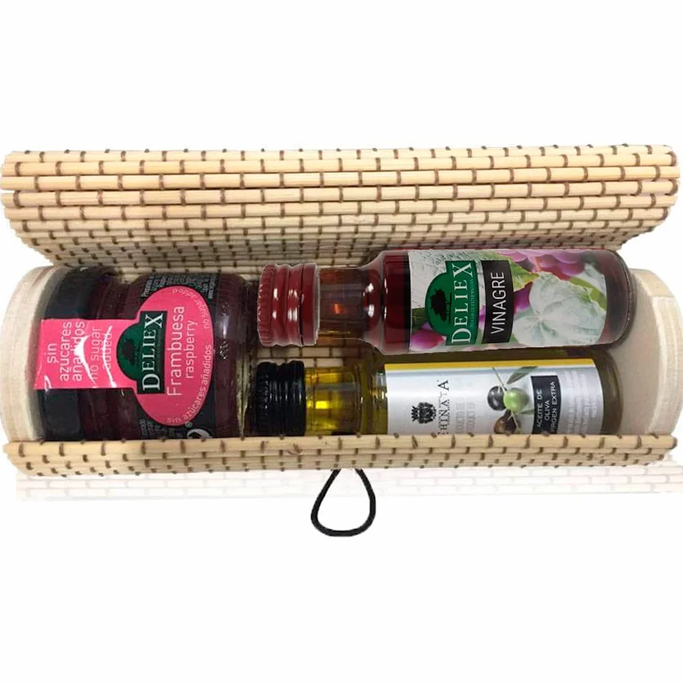 Detalle Baúl de mimbre alargado y cilíndrico con tarrito de mermelada de frambuesa y dos botellas miniaturas, una de Aceite y otra de Vinagre (Pack 24 ud).