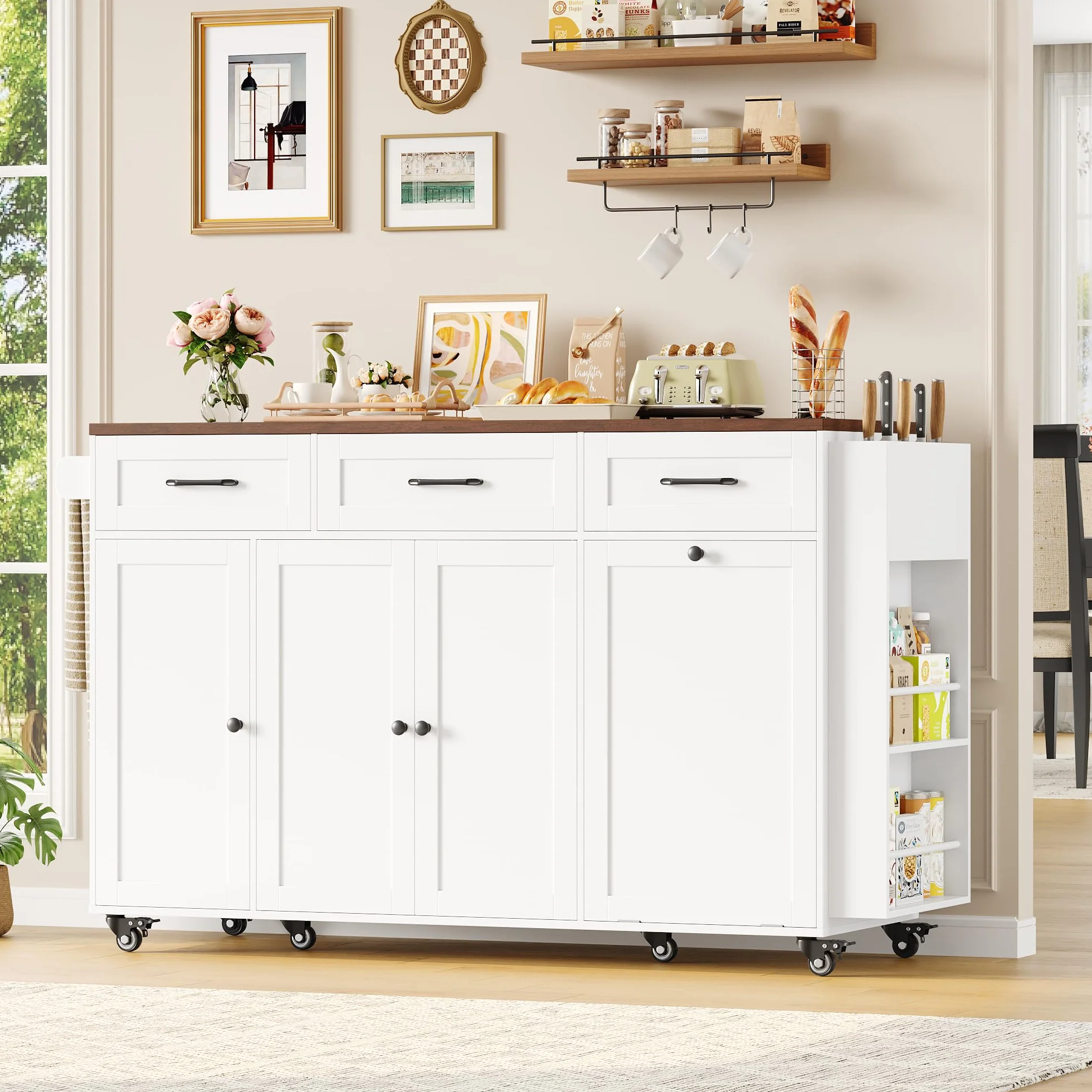 FirFurd Isla Cocina con Ruedas Carro de Cocina Carrito de Comedor Aparador con 3 Cajones Mueble Cocina Auxiliar con Mesa Plegable, Eenchufe, Especiero y Toallero, Blanco 135x60x88cm