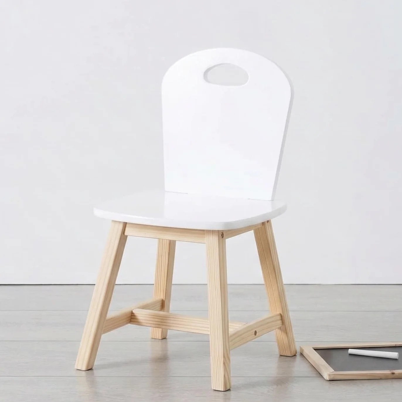 LOLAhome - Set de 2 sillas Infantiles Blancas de Madera de Pino de 28x28x50 cm. Diseño ergonómico para Dormitorio o Escritorio Que fomenta la autonomía y Comodidad de los niños con Estilo.
