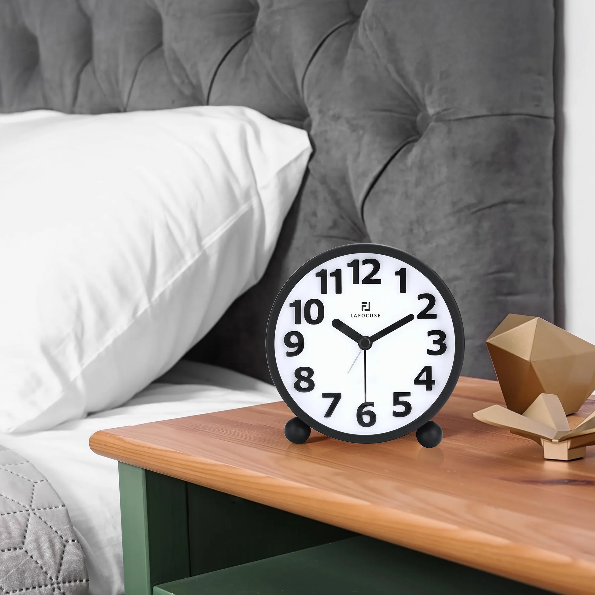 Lafocuse Reloj Despertador Analógico Silencioso con Snooze Luz Nocturna Metal Negro Números Grandes 3D 10.5cm