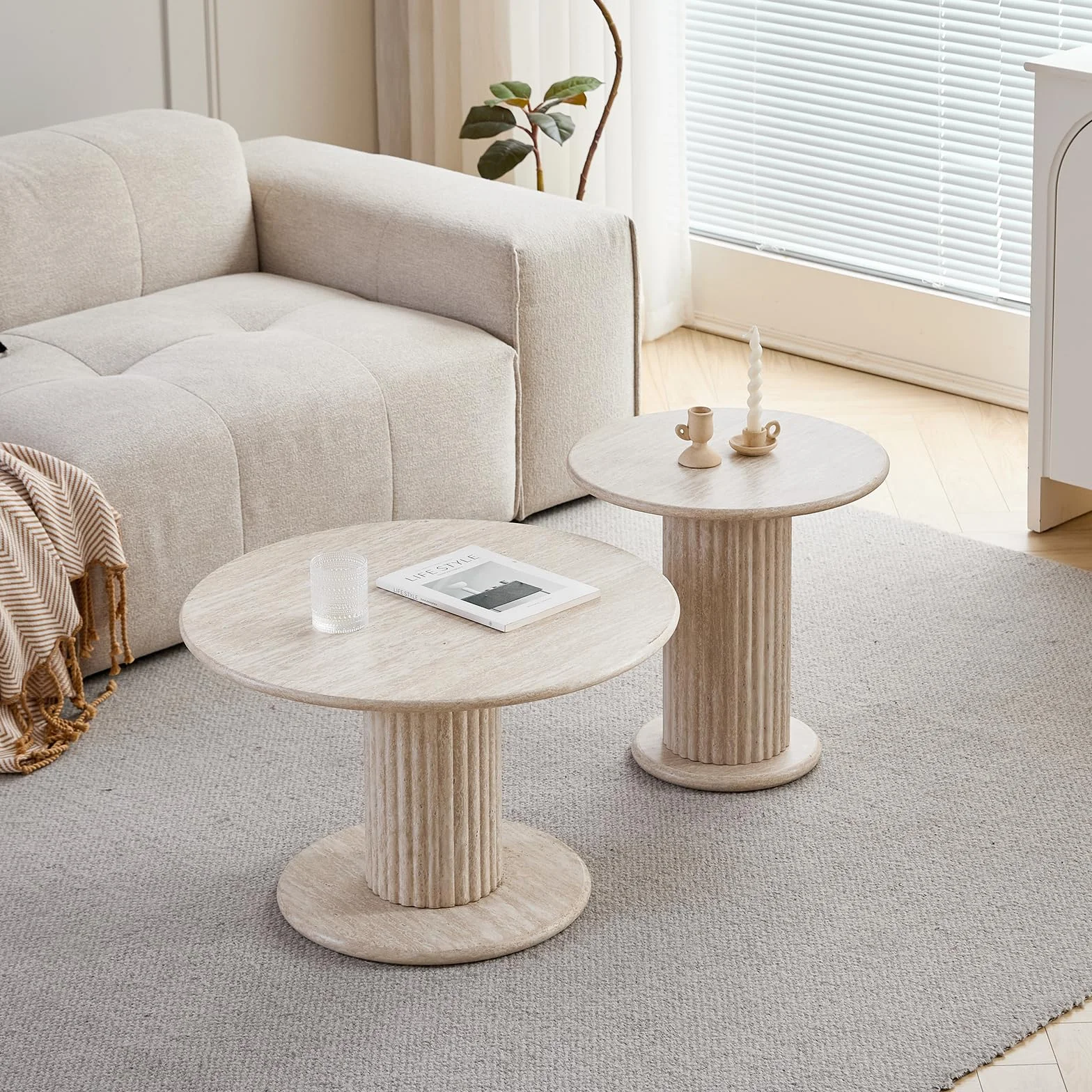 GrandCA HOME Conjunto de 2 Mesas Nido Redondas con Patas Cilíndricas en la Base, Imitación Efecto Travertino Amarillo, Mesa de Centro Moderna de Estilo Minimalista para Salón o Dormitorio