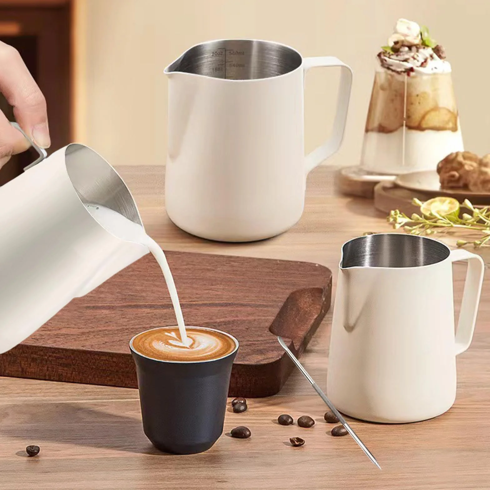 Jarra de Leche Acero Inoxidable,Tianher 350ml Jarra Leche Cafetera Barista Taza de Espumador con Marca de Medición y Lápiz Artístico para de Café de Mano y Latte Art Capuchino (beige)
