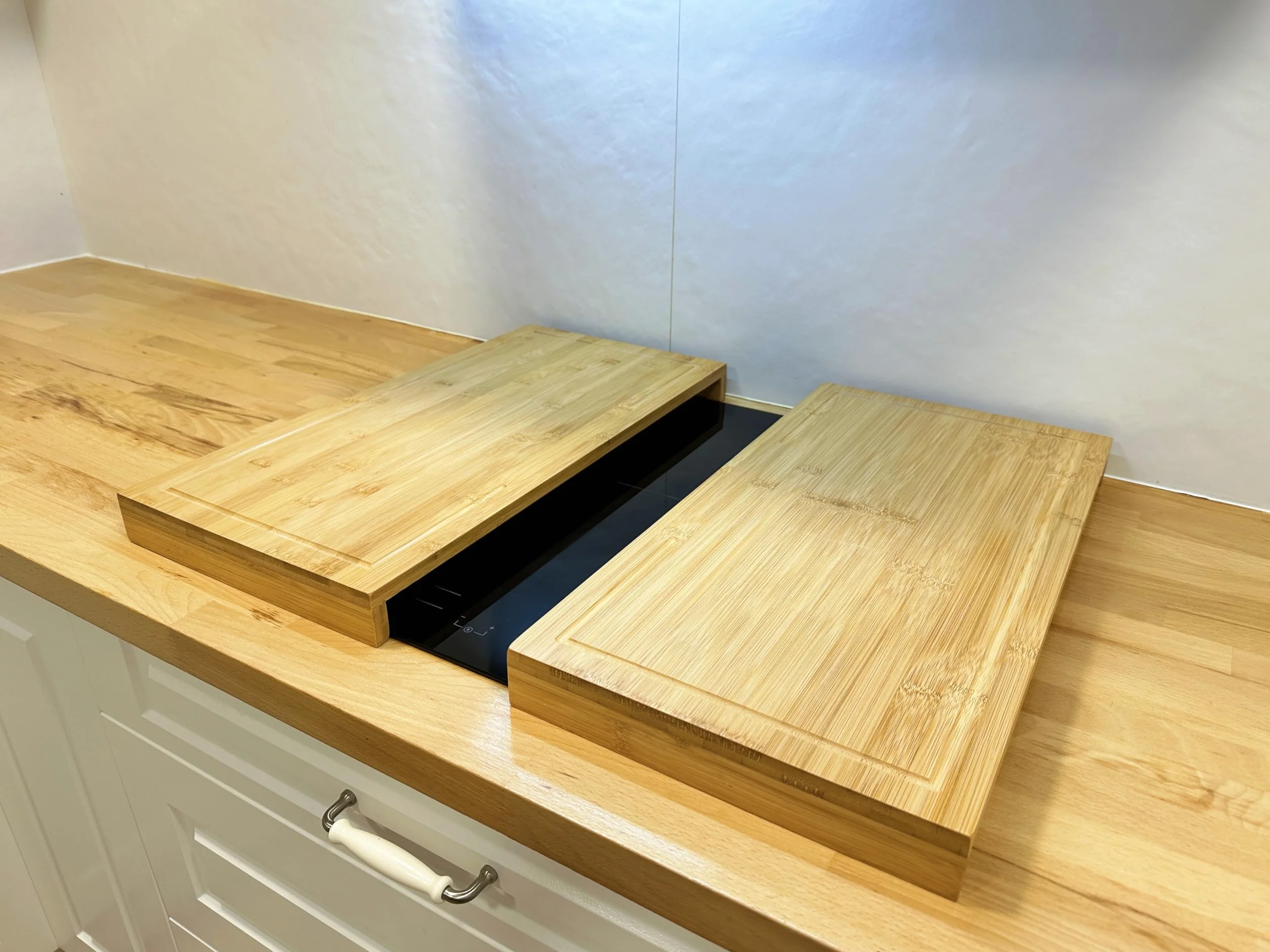 Juego de 2 Tablas de Cortar de Bambú Natural 56x55x4,5 cm Cubre Vitrocerámica e Inducción Protector Encimera Universal