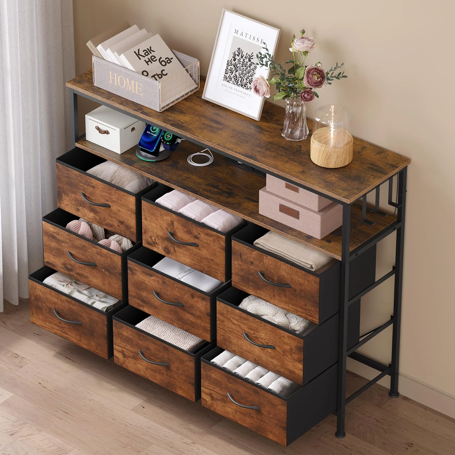WOLTU Cómoda de 9 Cajones de Tela, Cómoda con Enchufes y Luz LED, 3 Ganchos, Cajonera de Almacenaje para Salon Oficina y Dormitorio, Marco de Metal, 110x30x83,5 cm, Marrón Rústico+Negro