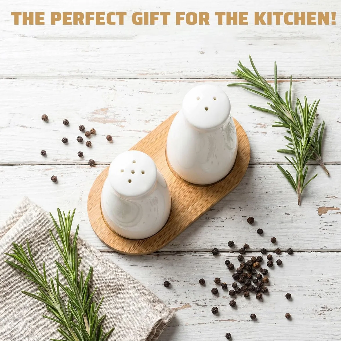 Juego de Salero y Pimentero de Cerámica Blanca 3 y 5 Agujeros Set de Sal y Pimienta Elegante Recipiente para Especias con Bandeja de Bambú y con Etiqueta para Cocina Mesa Picnic Barbacoa Camping, 2uds