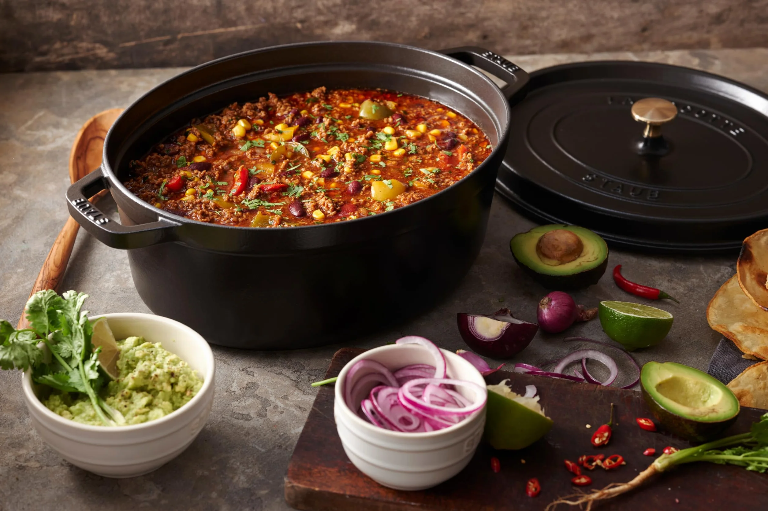 STAUB Cocotte, olla de hierro fundido, apta para todo tipo de cocinas incl. inducción, ovalada, 37 cm, 8 L, Made in France, negro