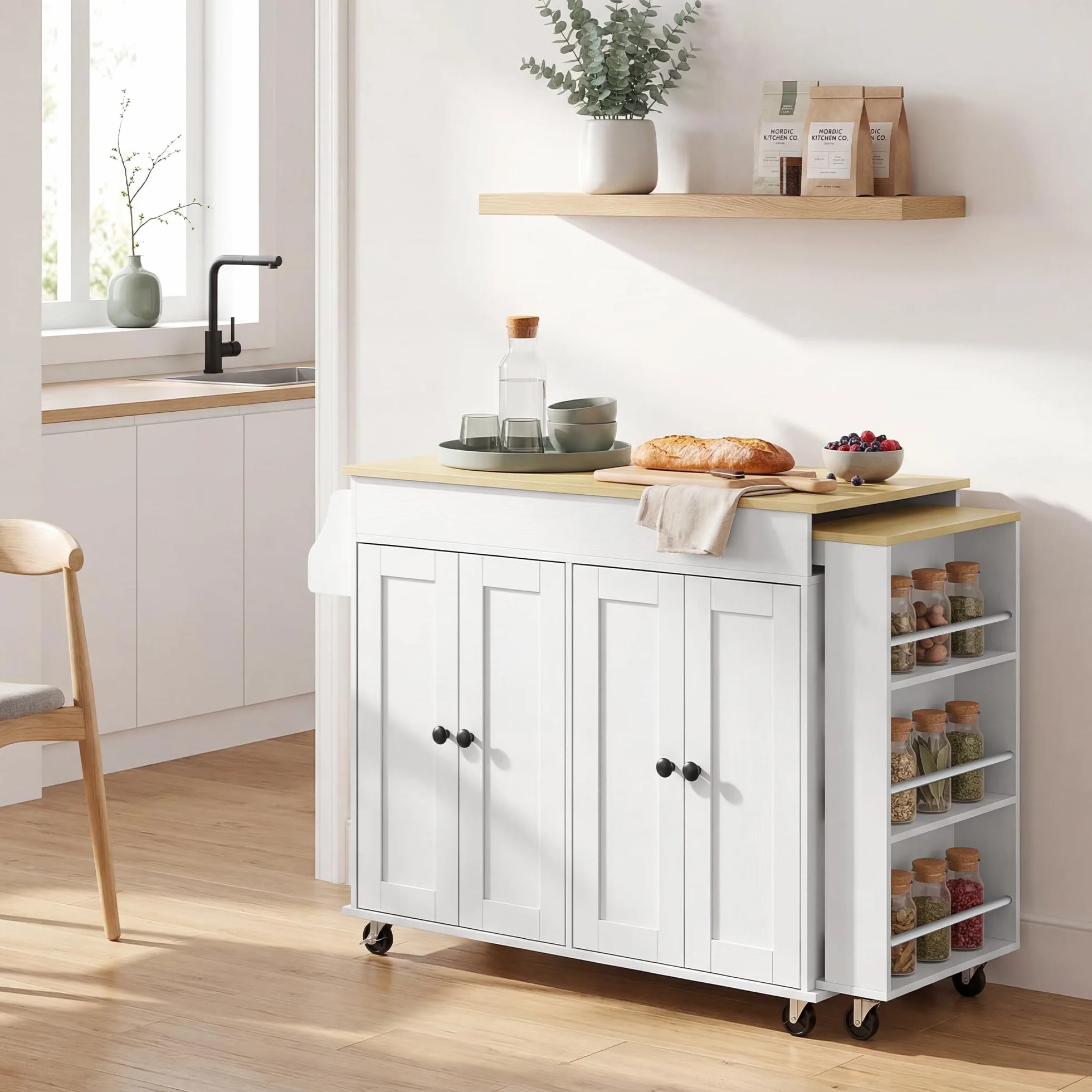 HOMCOM Isla de Cocina con Ruedas, Encimera Extensible, Carro de Cocina con 4 Puertas, Estantes Ajustables, Estantería Lateral Abierta, Especiero y Soporte para Toallas, para Comedor, Blanco