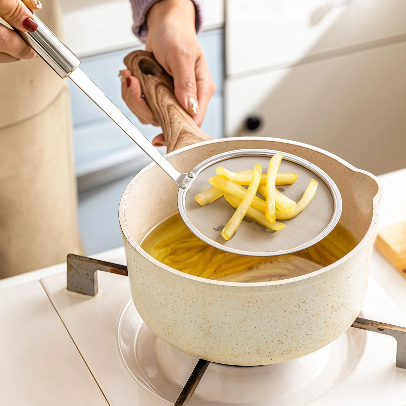 Colador de Malla Fina de Acero Inoxidable 10 cm, Espumadera de Cocina con Mango Extrafino para Separar Espuma y Grasa