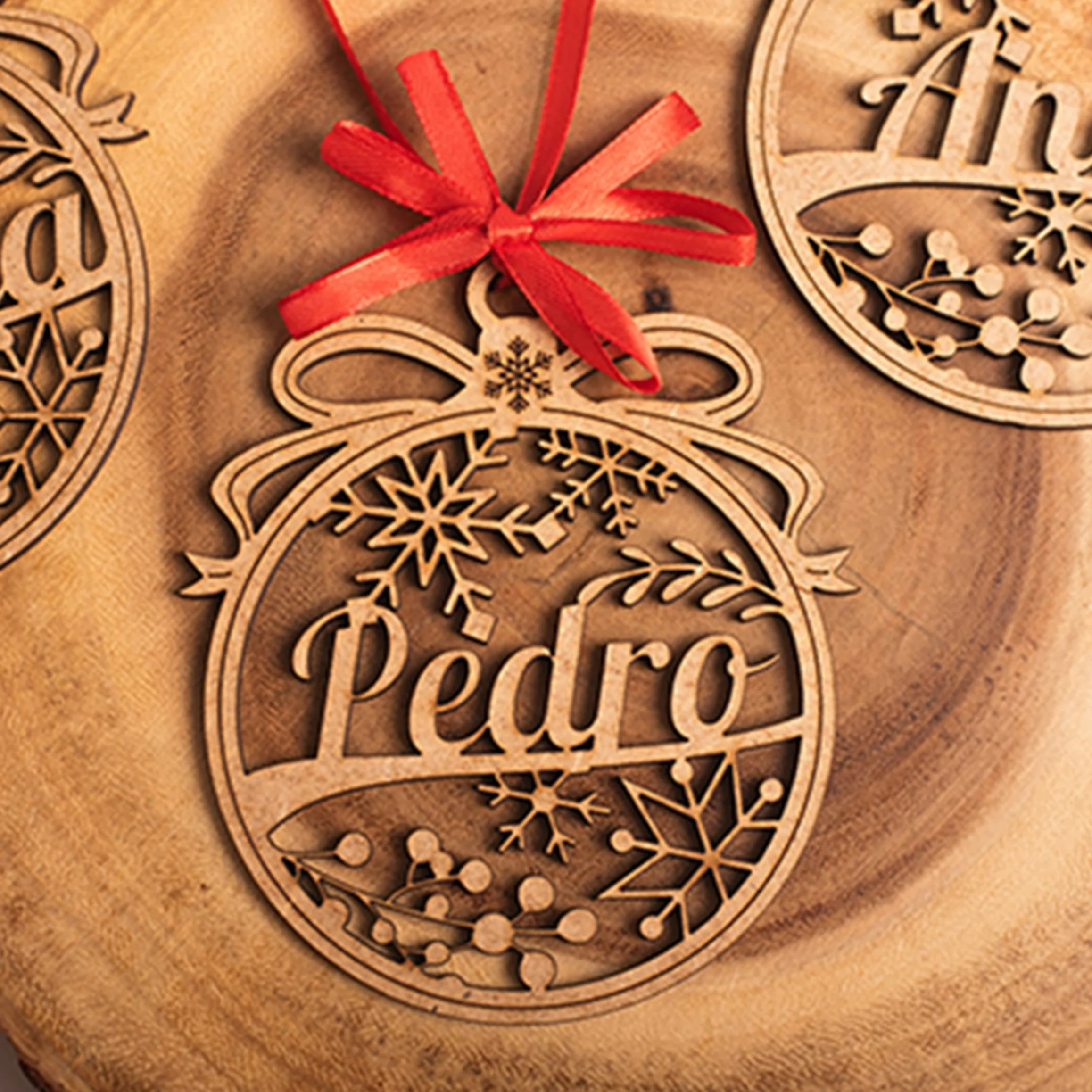 Bolas de Navidad Personalizada con Nombre de Madera - Decoración Navideña - Esfera Grabada en Madera de Máxima Calidad