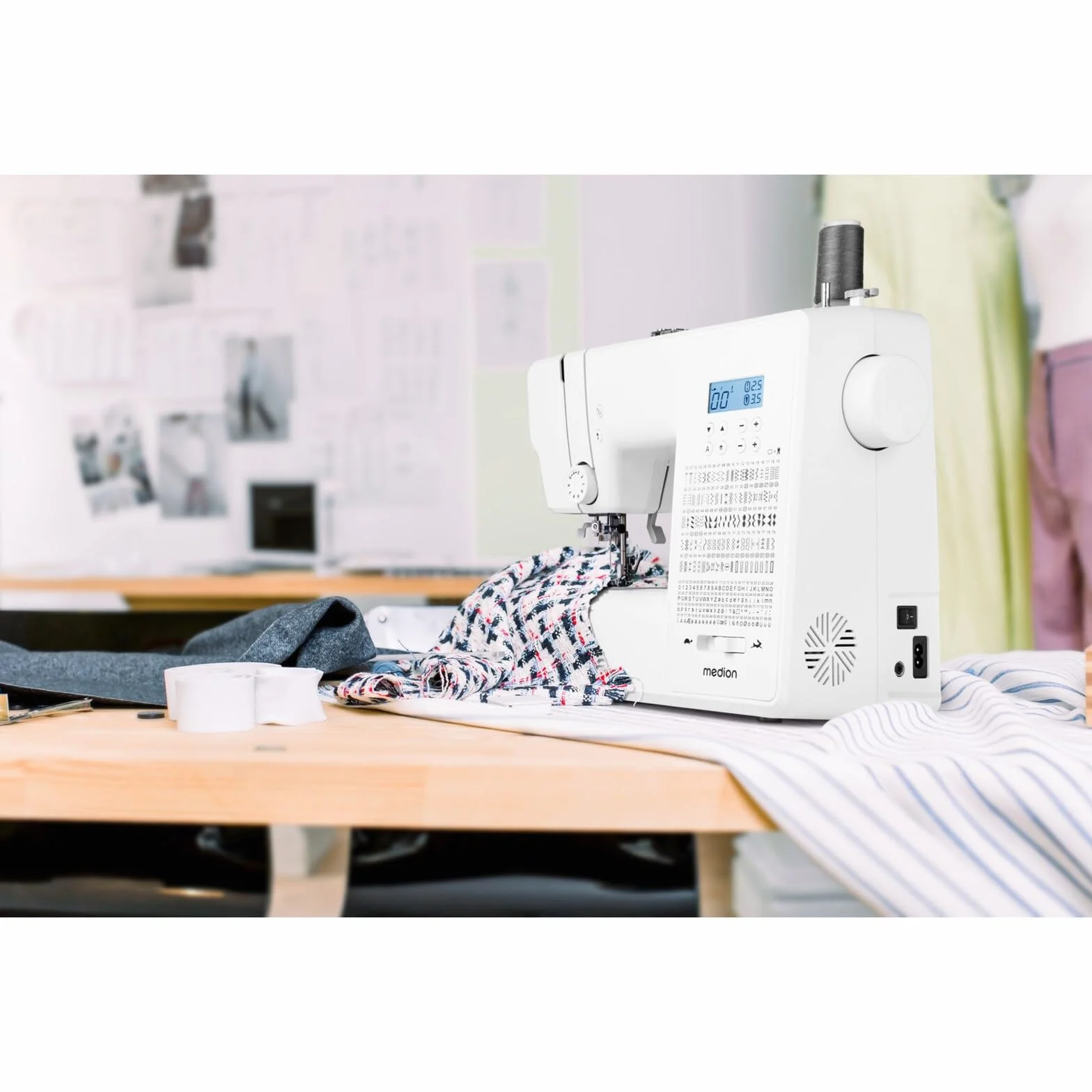 Máquina de coser digital MEDION SD36 (36 vatios, longitud y anchura de puntada ajustables, 270 patrones de puntada, luz de costura LED, enhebrador automático, botón de marcha atrás, cortador de hilo