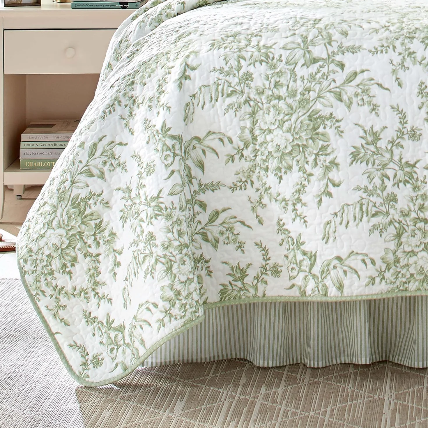Laura Ashley - Juego de edredón King, Ropa de Cama Reversible de algodón con Fundas a Juego, decoración Ligera para el hogar para Todas Las Estaciones (Bedford Verde/Blanquecino, King)