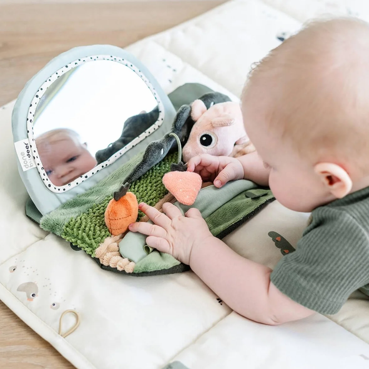 Done by Deer Espejo sensorial Tummy Time Tiny Farm Mezcla Color
