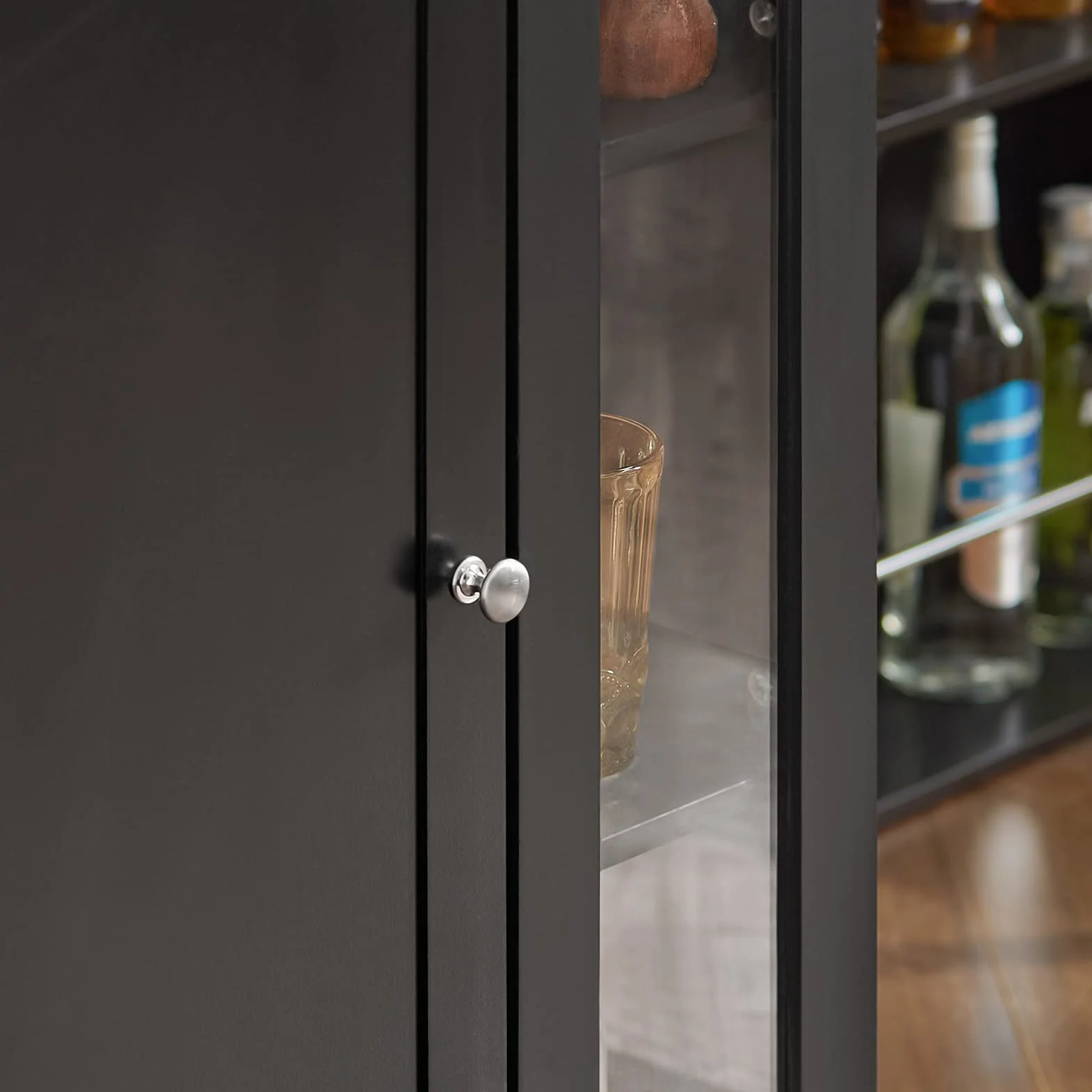 SoBuy Carrito Auxiliar con Ruedas y Estante Lateral 60 × 40 × 90 cm Cocina | Mueble auxiliar de cocina con armario y 2 baldas regulables en 6 posiciones, de MDF (E1) y cristal, para el comedor FKW75-SCH