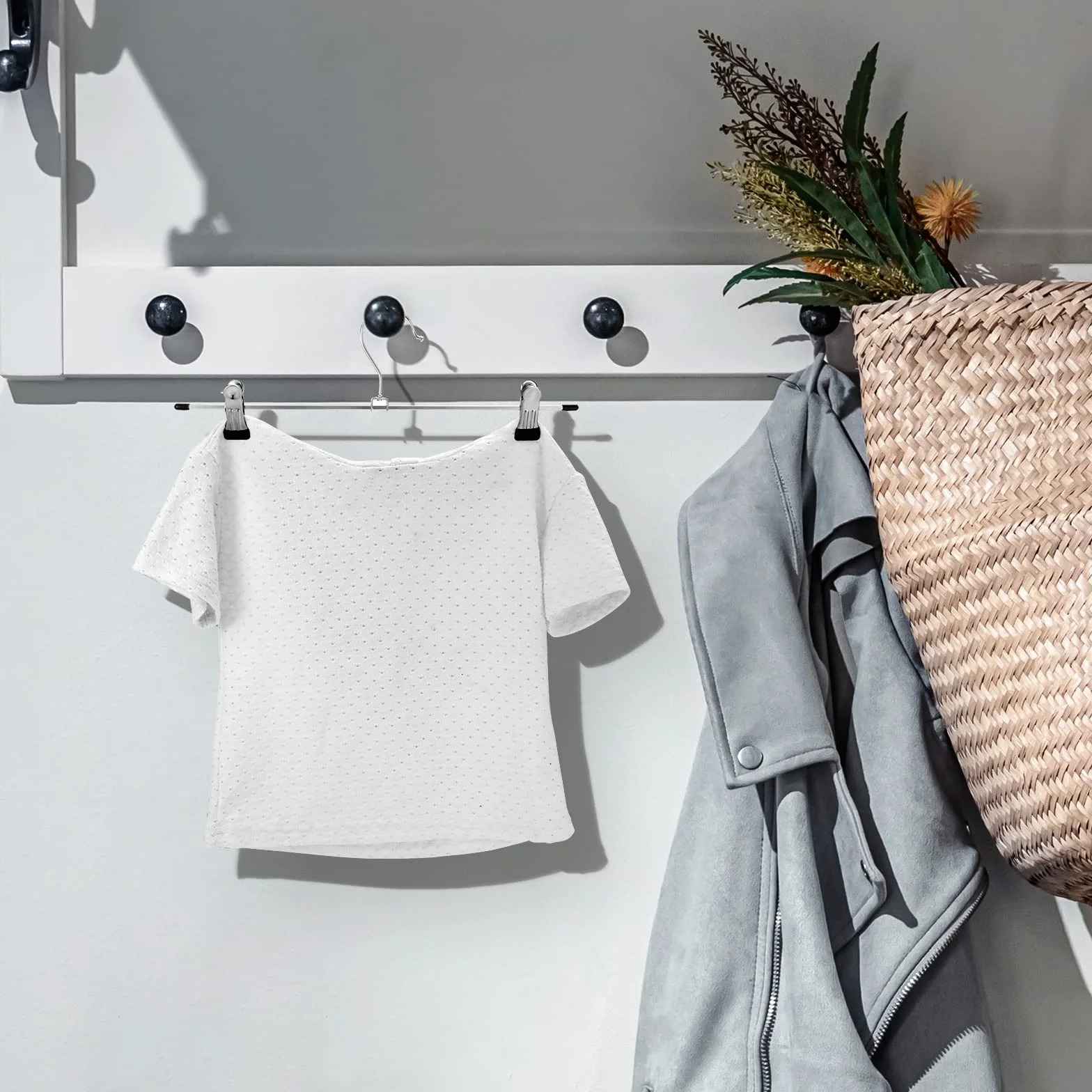 GUANJUNE Percha para pantalones, 10 unidades de perchas para faldas con clips antideslizantes ajustables, perchas de metal que ahorran espacio para abrigo, ropa, vaqueros, perchas para niños para