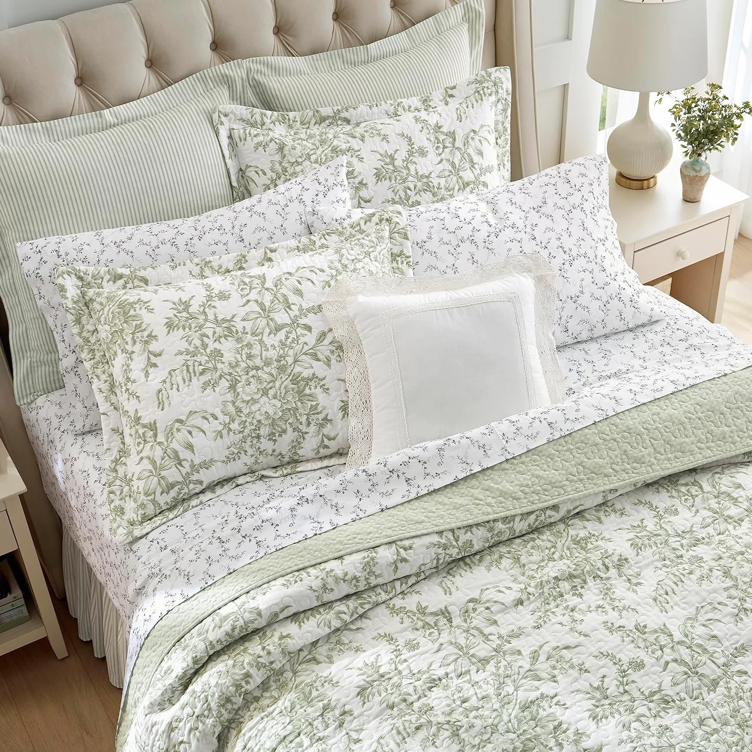 Laura Ashley - Juego de edredón King, Ropa de Cama Reversible de algodón con Fundas a Juego, decoración Ligera para el hogar para Todas Las Estaciones (Bedford Verde/Blanquecino, King)