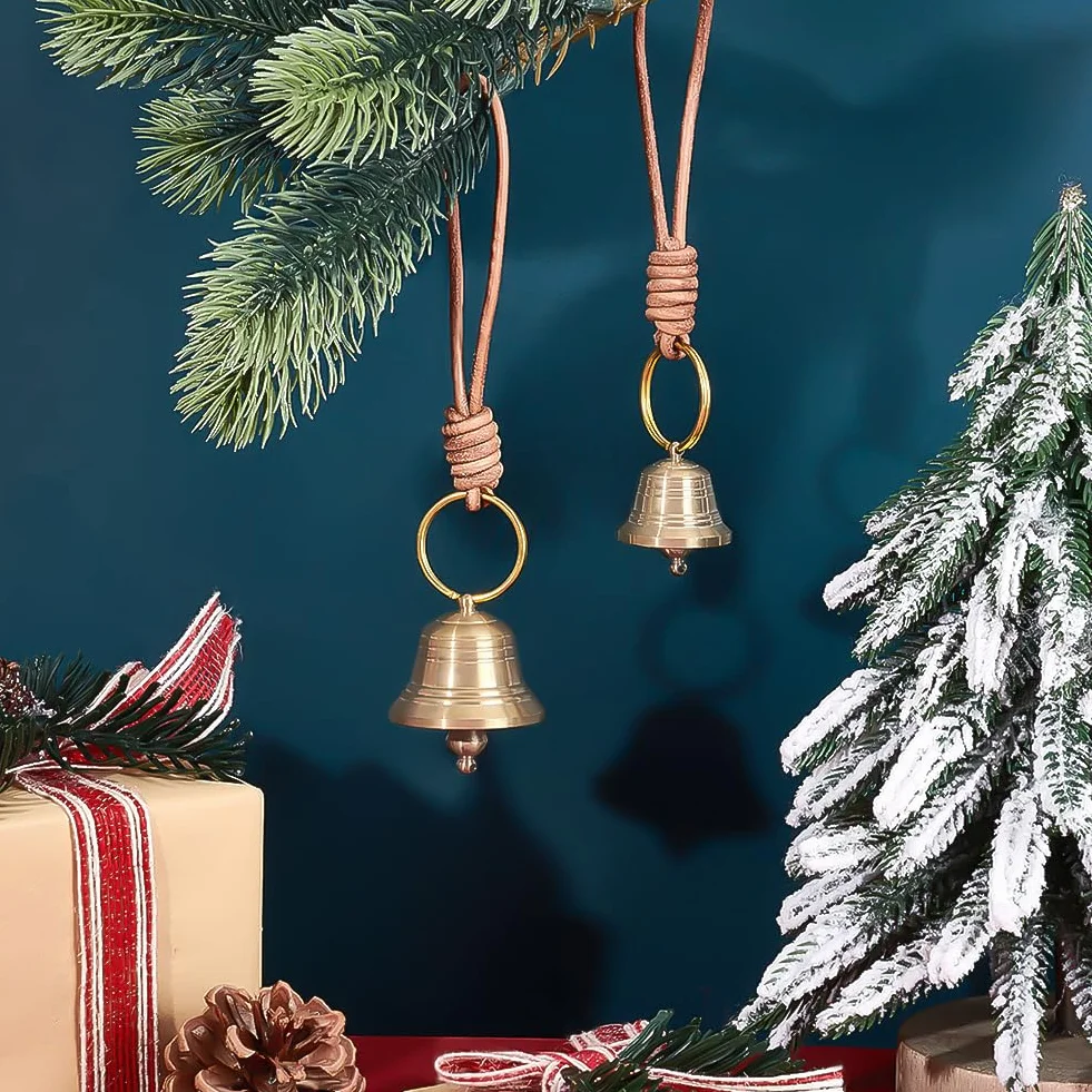 PH PandaHall 2 doradas campanas colgantes vintage de metal con llavero de cuero, adornos de Navidad, timbre de puerta para hogar y jardín