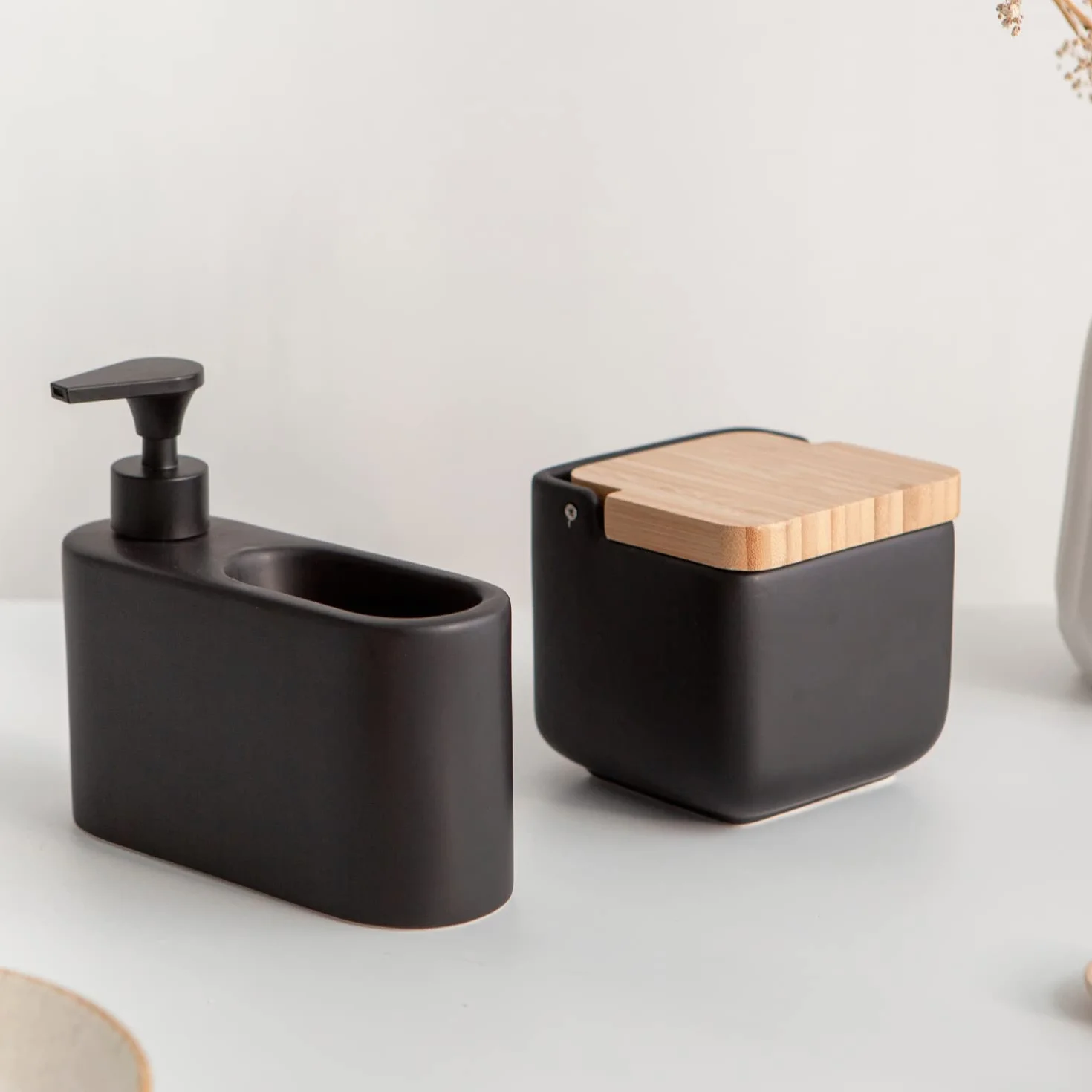Juego de Accesorios de Cocina | Incluye 1 x Salero de Cocina con Tapa basculante de Bambú y 1 x Dispensador de Jabón de Cocina con Hueco para Guardar el Estropajo | Negro Mate