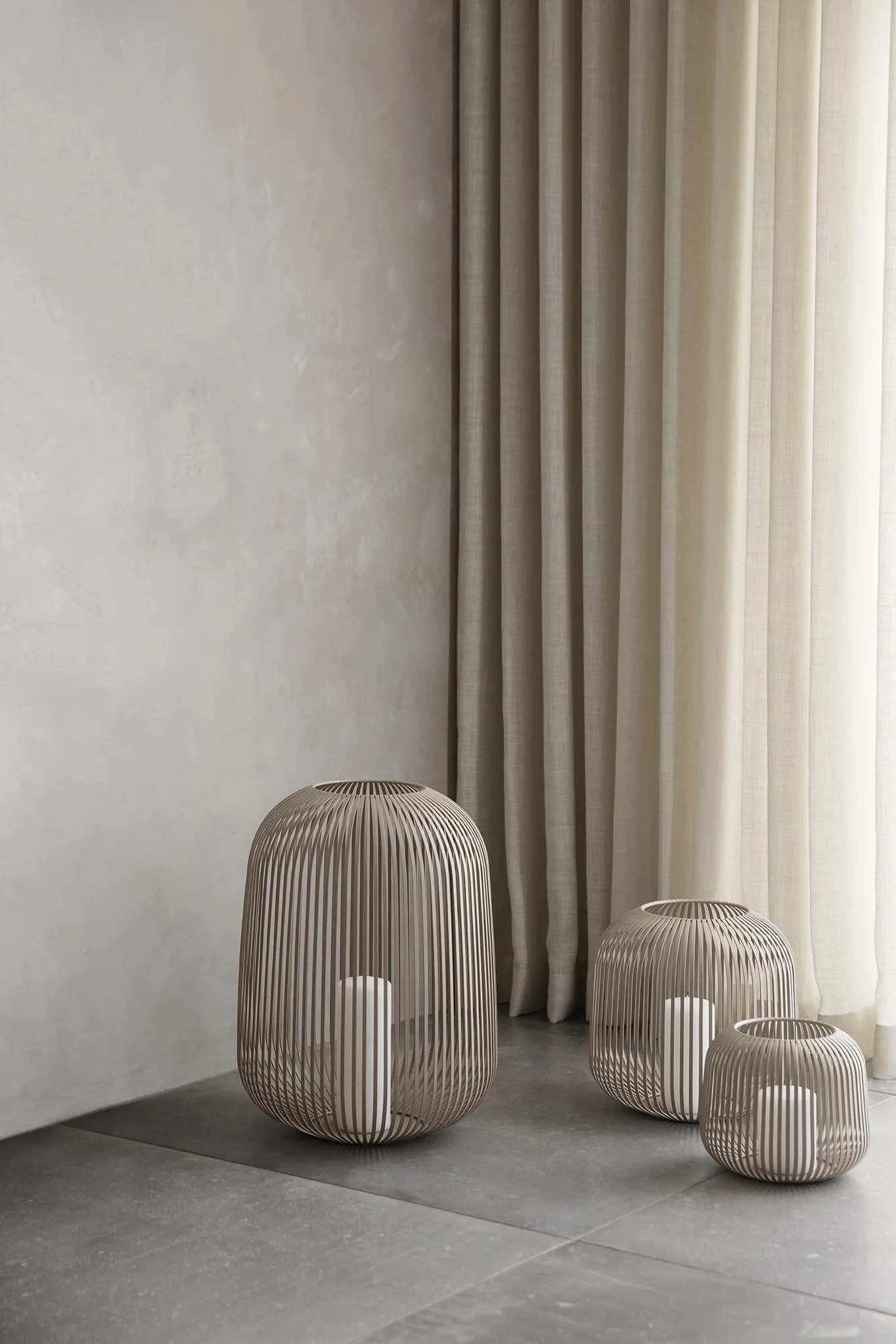 blomus Juego de 3 faroles Lito | Nomad | Tamaño S, M y L | 20L x 20 B x 17H cm | 28L x 28L x B x 27H cm | 33L x 33L x 33B x 45H cm | Portavelas Beige | Portavelas de acero inoxidable | Farol