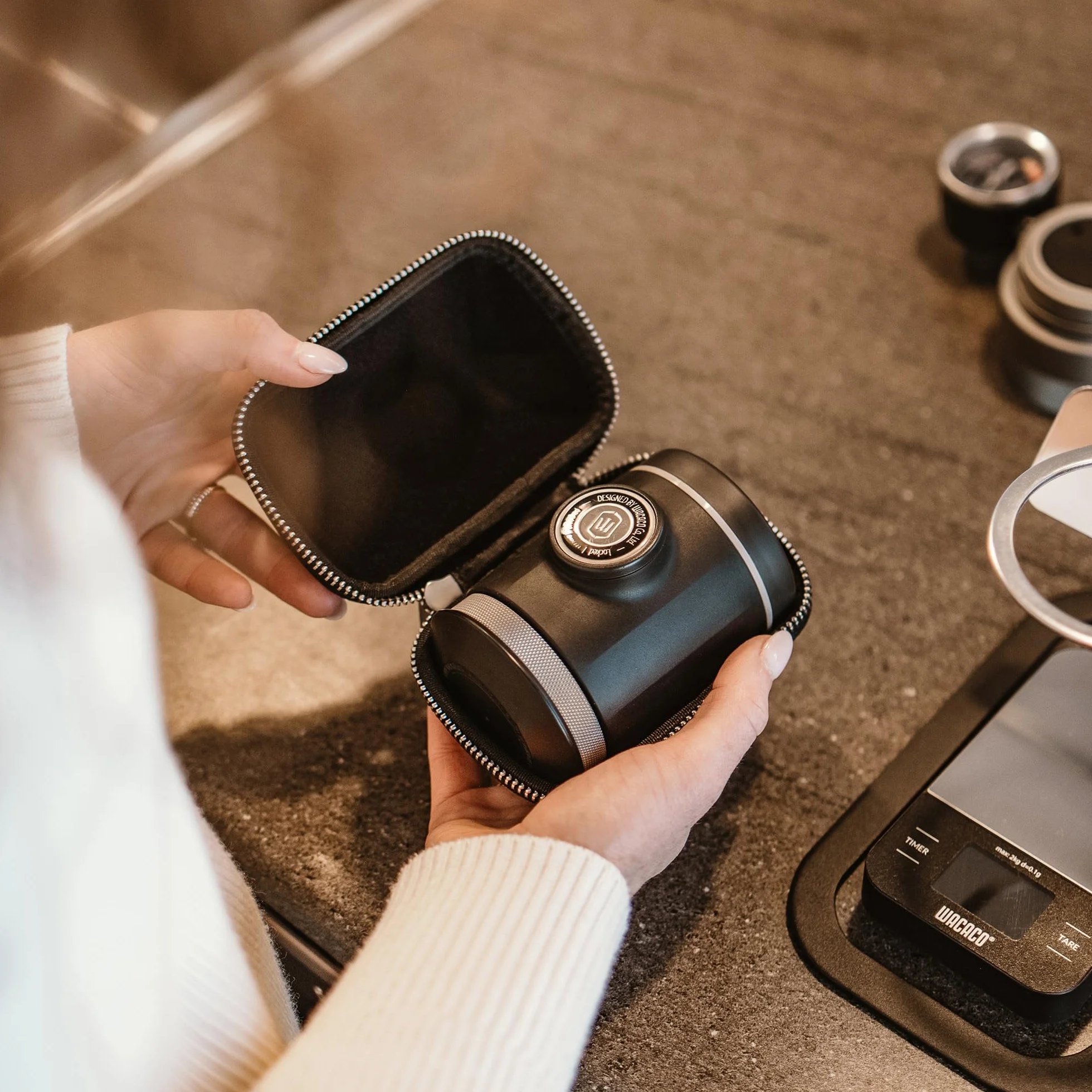 WACACO Picopresso Cafetera Espresso Portátil con Estuche Protector, Máquina de Café de Nivel Pro, Molienda Ultrafina Compatible, Cafetera de Viaje, Operada Manualmente