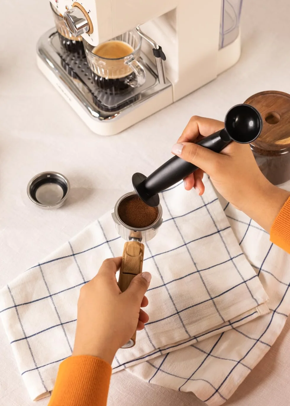 CREATE / THERA RETRO/Cafetera Express Semiautomática blanco mate y madera / 20 bares, brazo doble salida, depósito 1,25L, café molido y monodosis ESE 55mm, con vaporizador, 1100W