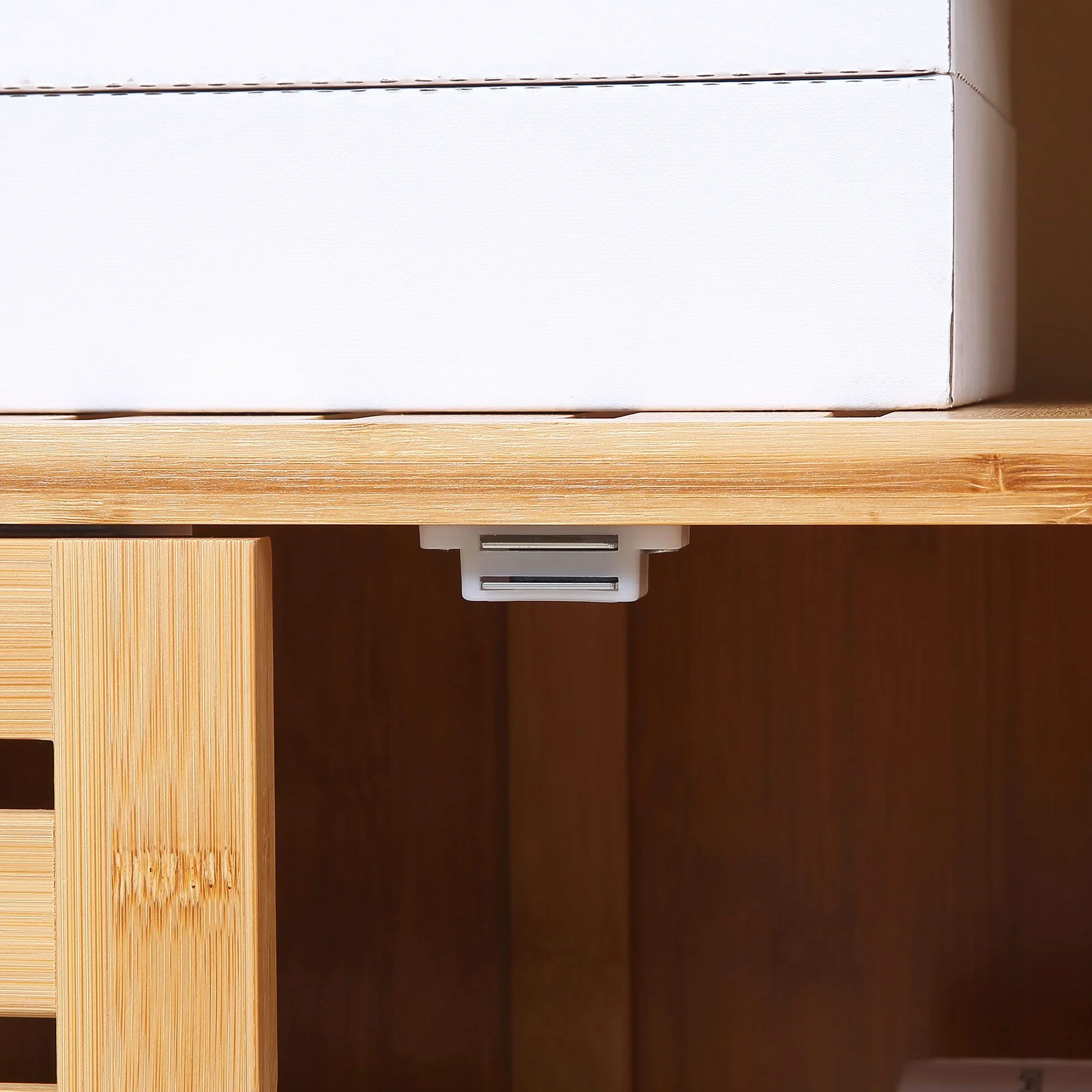HOMCOM Aparador de 3 Puertas Ranuradas Aparador para Salón de Bambú con Estantes para Comedor Cocina Entrada Natural 100x35x82 cm