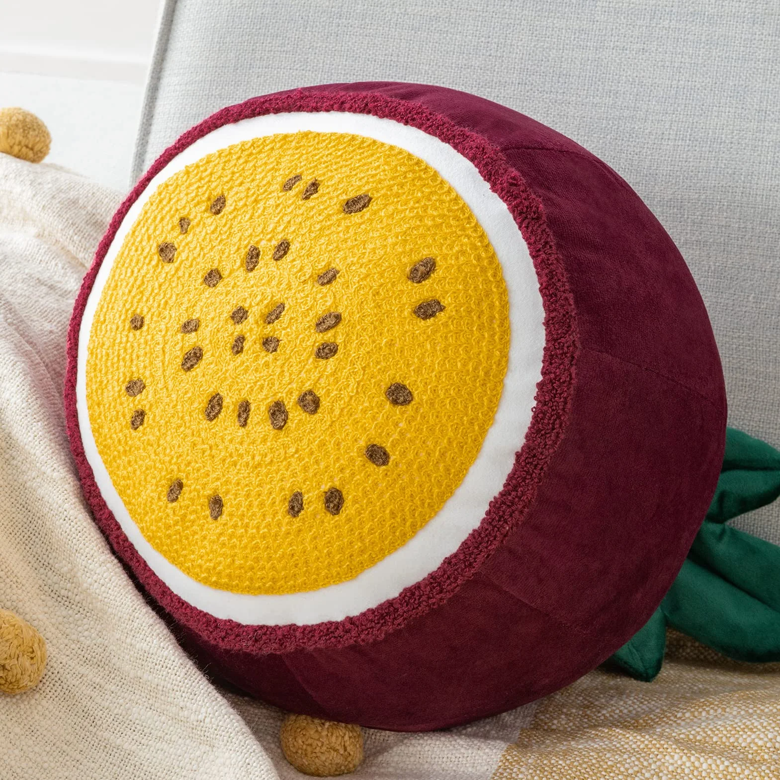 Phantoscope - Juego de almohadas en forma de fruta de la pasión, divertida decoración del hogar de cojines con forma de fruta temática, almohada decorativa para sofá, cama y silla, color rojo, 10 x 12