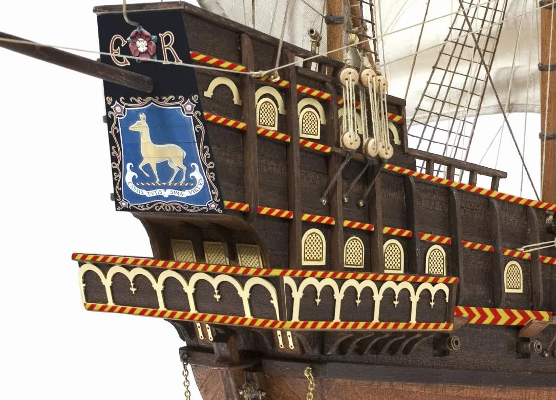 Barco de Madera Occre Golden HIND 1/85