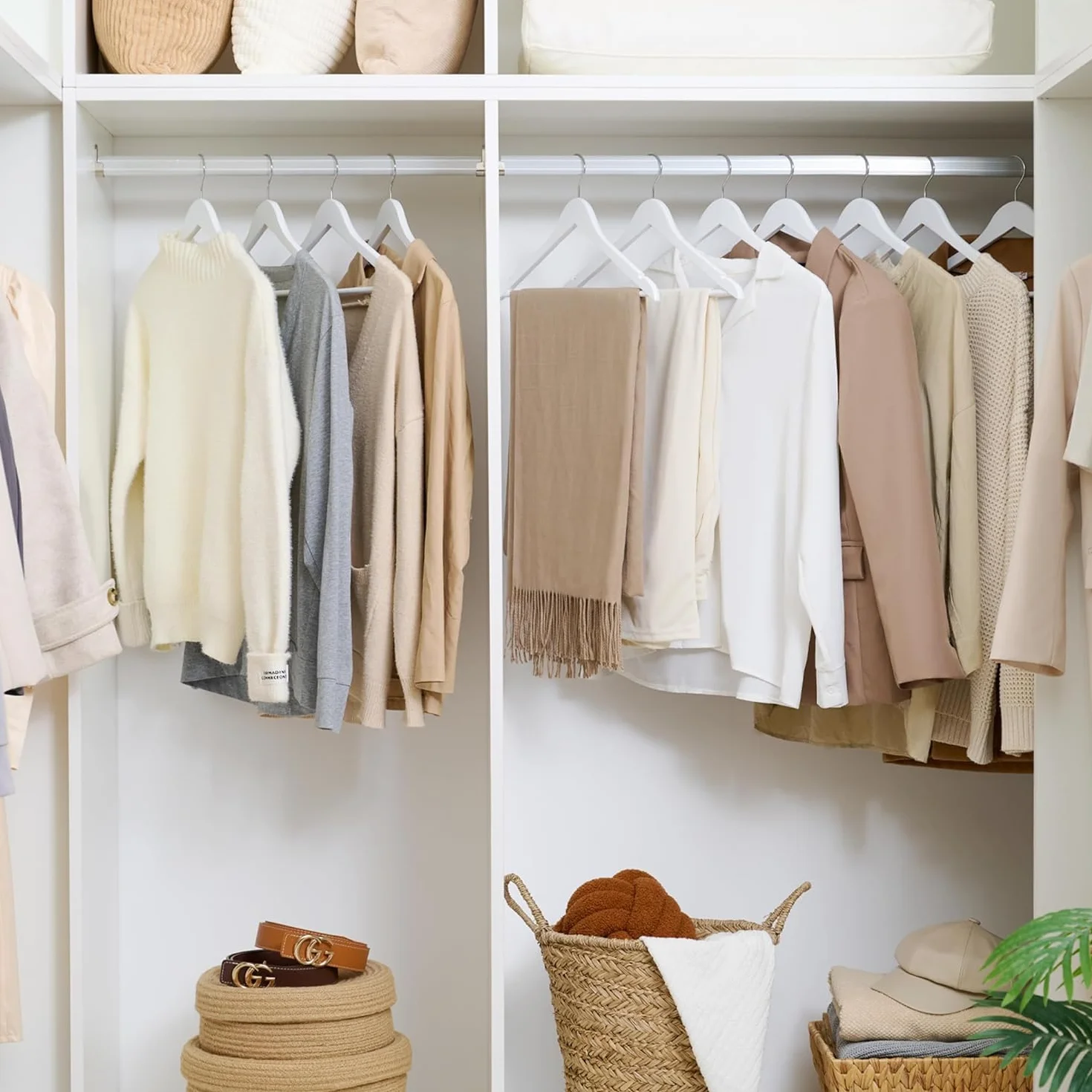 KROWN - Perchas de Madera Natural Antideslizantes con Muescas, Ideales para Trajes, Abrigos, Chaquetas, Camisas y Pantalones, Gancho Giratorio de 360° (Blanco, 6 Unidades)