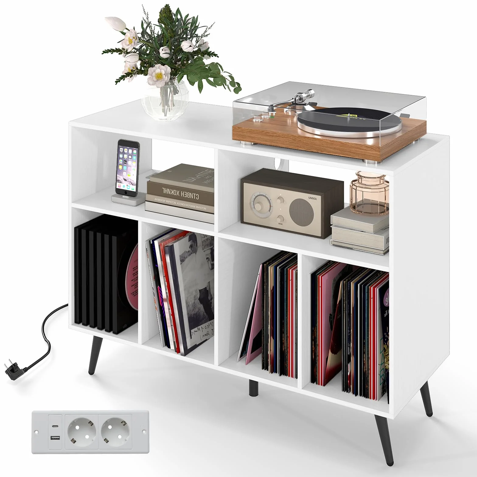 KOMFOTTEU Mueble para Tocadiscos de 3 Niveles, Soporte de Discos de Vinilo con 4 Compartimentos y 2 Estantes Abiertos, Mesa para Tocadiscos con 5 Patas de Metal (Blanco, con Estación de Carga)