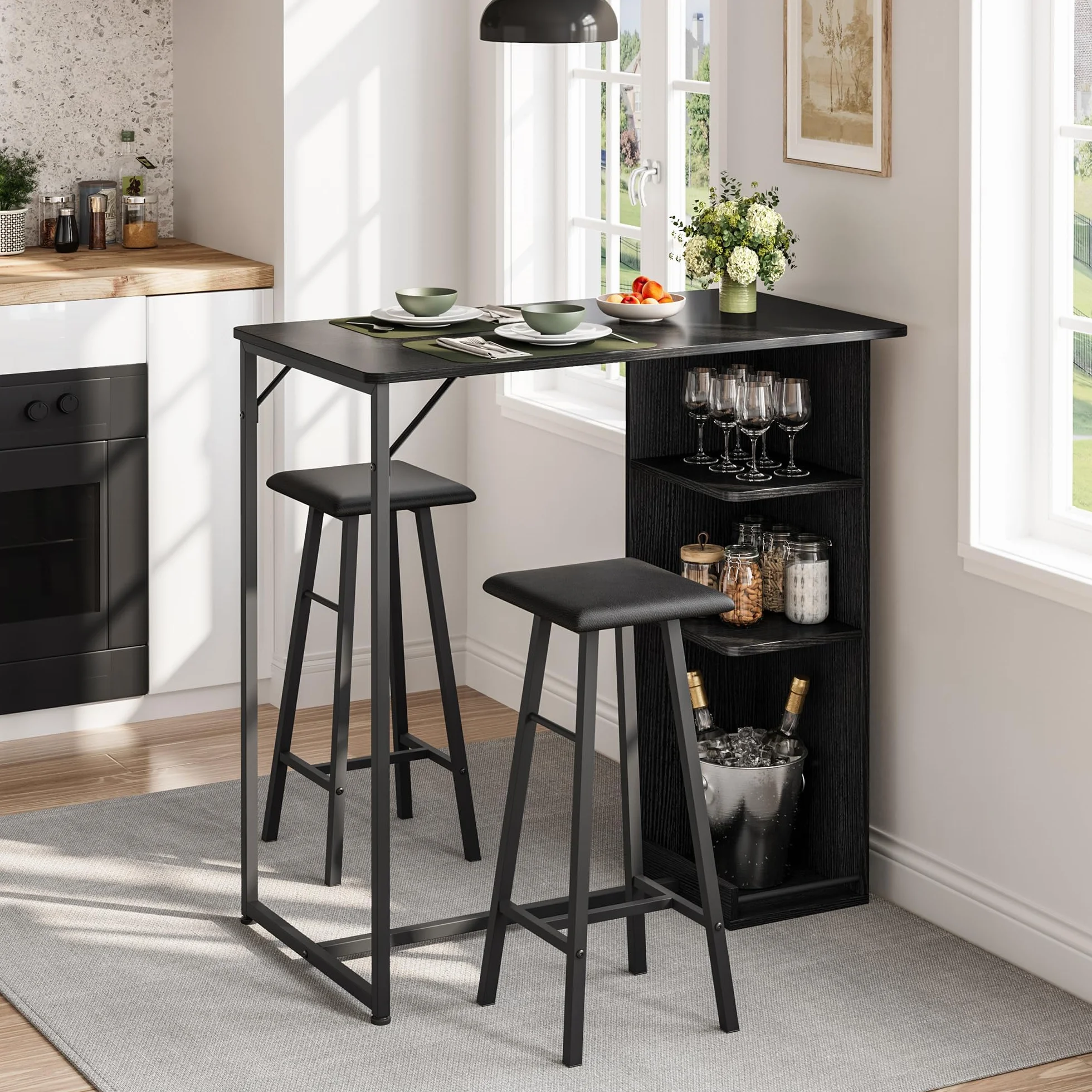 Garvee Conjunto de Bar Industrial 3 Piezas con 3 estantes – Mesa y 2 taburetes, Soporte para Copas – Ideal para Cocina o Comedor pequeño – Negro con Estructura y cojín Negros