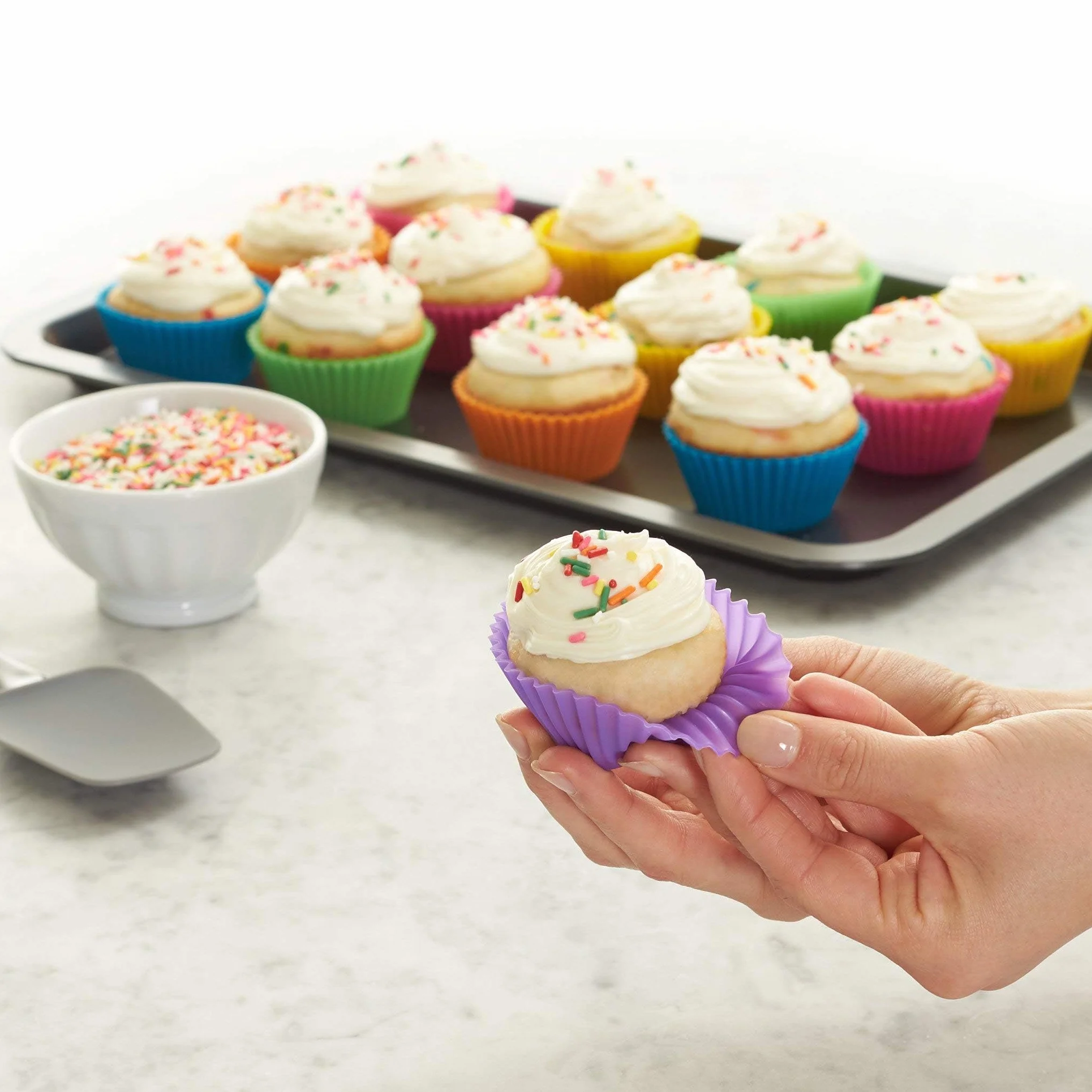 Amazon Basics Moldes Individuales de Silicona para Magdalenas, Reutilizables, Paquete de 12, Horno hasta 220°C, Multicolor