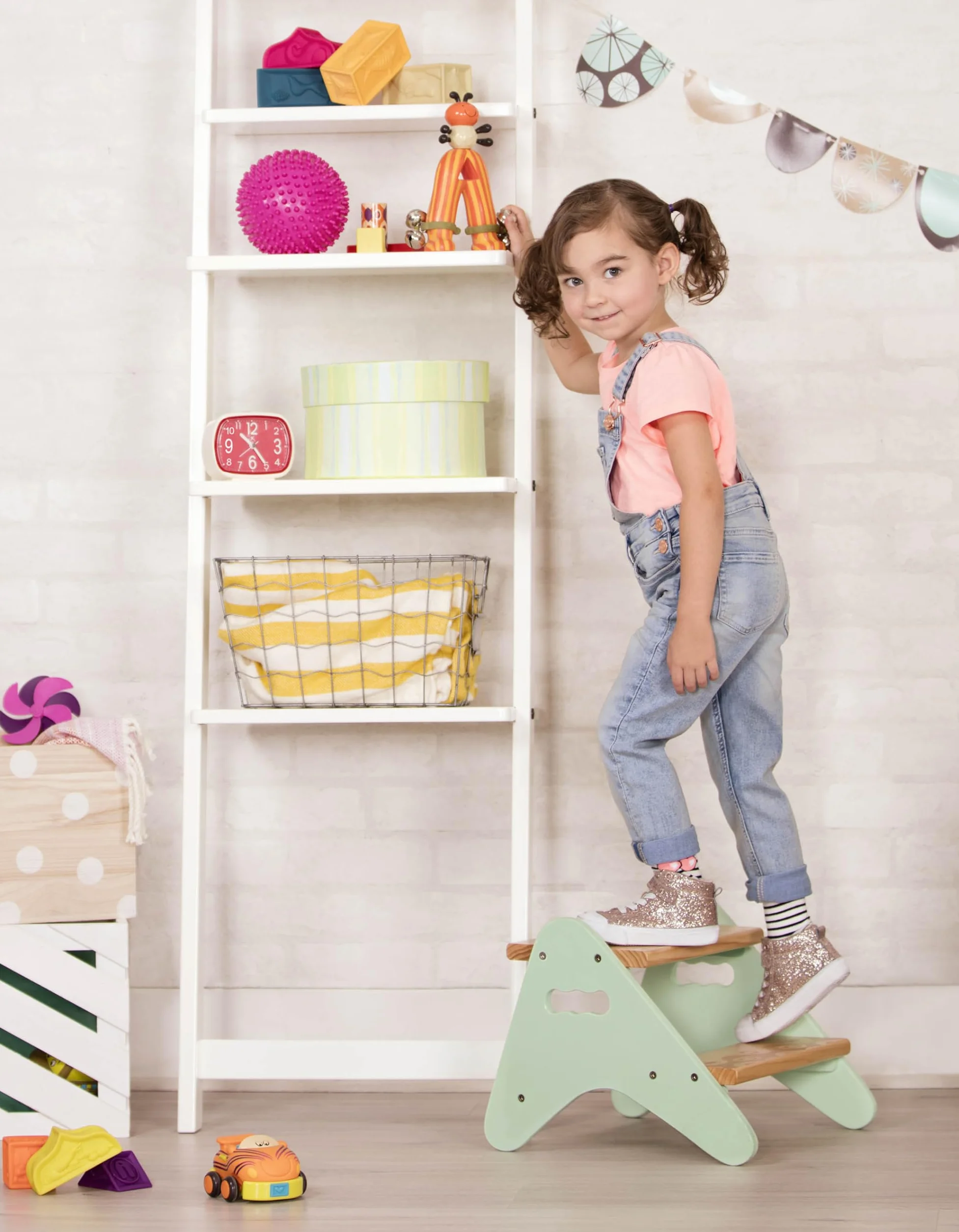 B. toys Peek-A-Boost Taburete para niños 2 años+