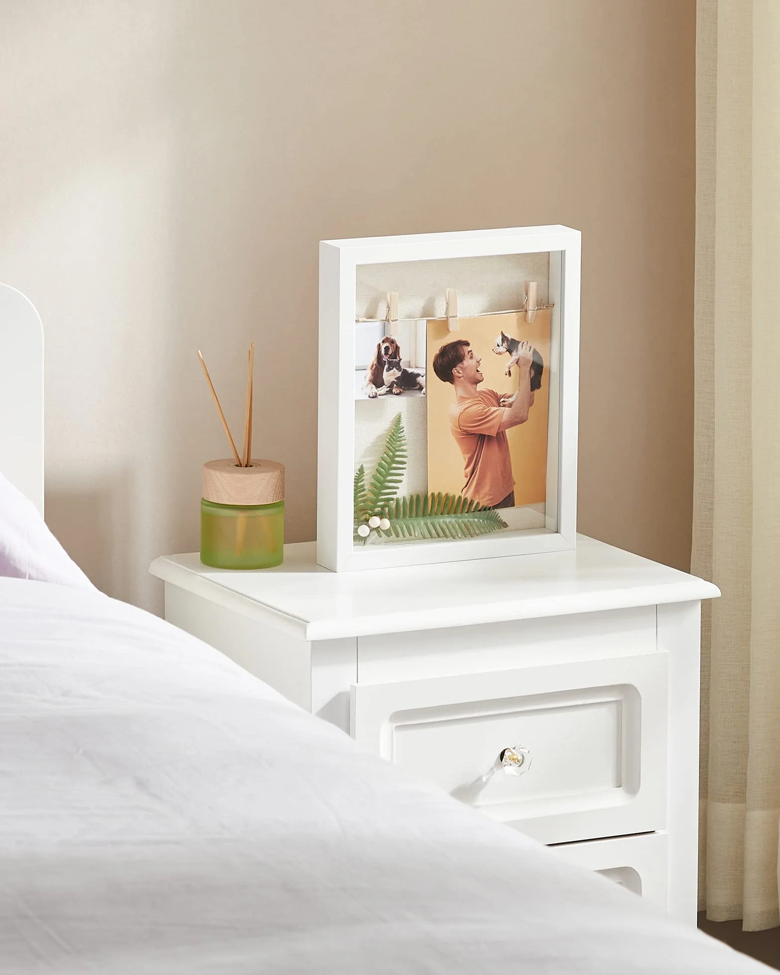 SONGMICS Marco de Fotos 3D con Pinzas, Alfileres, Reverso de Lino, Vidrio, MDF, Blanco RPF007W01