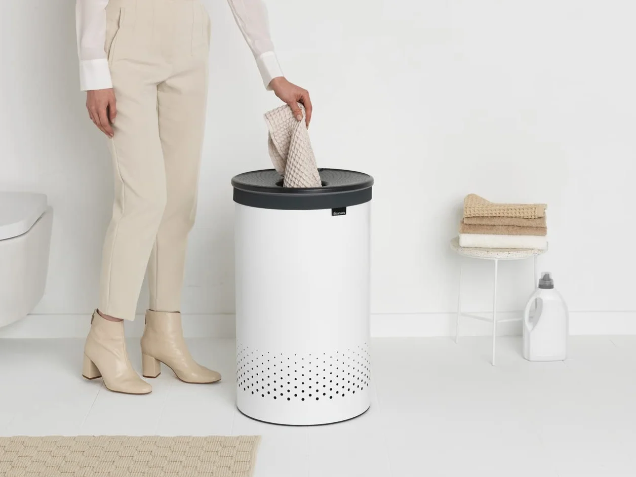 Brabantia - Cubo para la ropa sucia - Tapa de plástico manos libres - Agujeros de ventilación - Bolsa portátil para la ropa sucia en el interior - Apertura rápida - Blanco - 60L