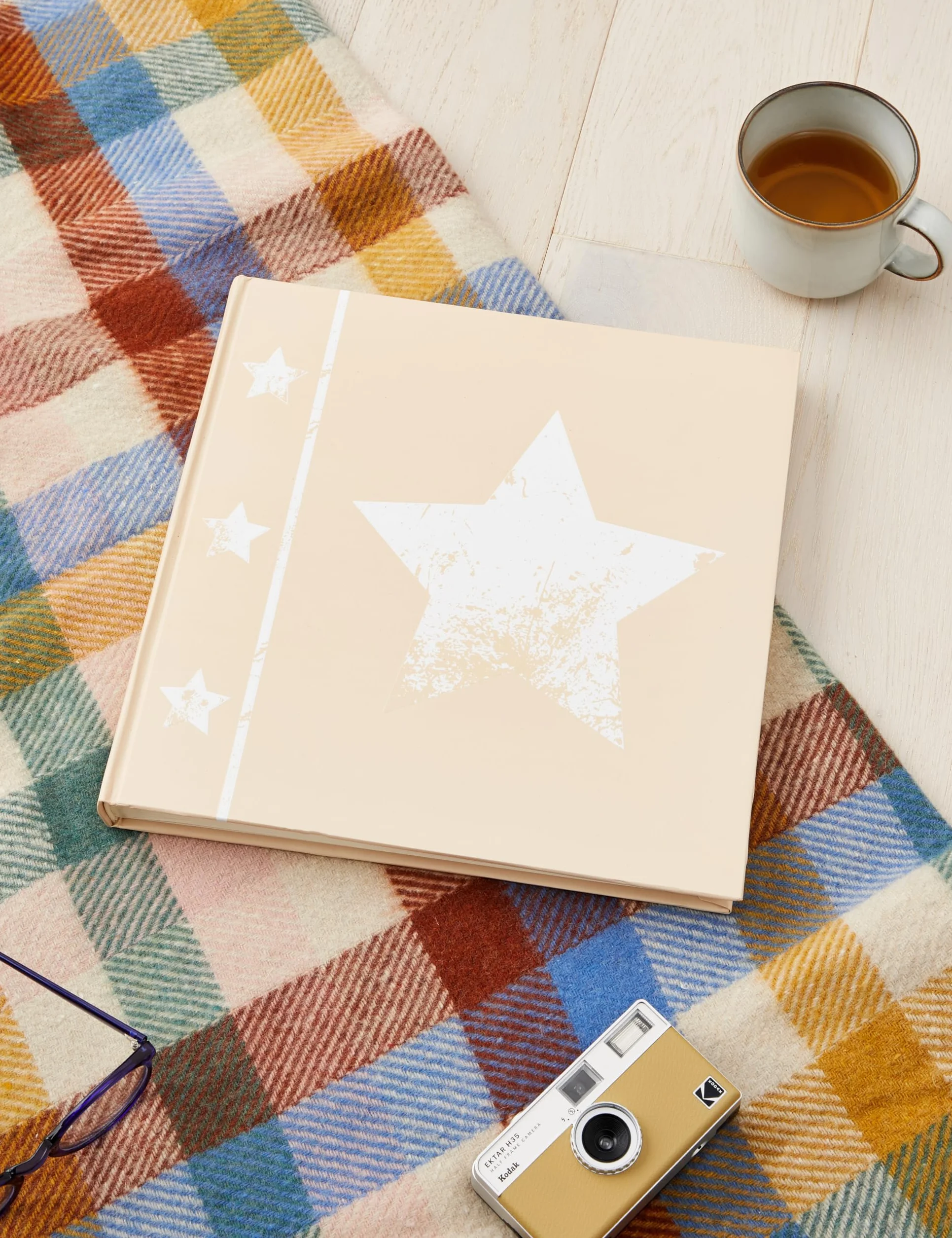 Hama | Álbum de Fotos para pegar y escribir (Álbum de fotografía de 10x15cm, tamaño 30x30 cm, 60 hojas, papel cristal protector, máximo 240 fotos, scrapbooking) Color Beige