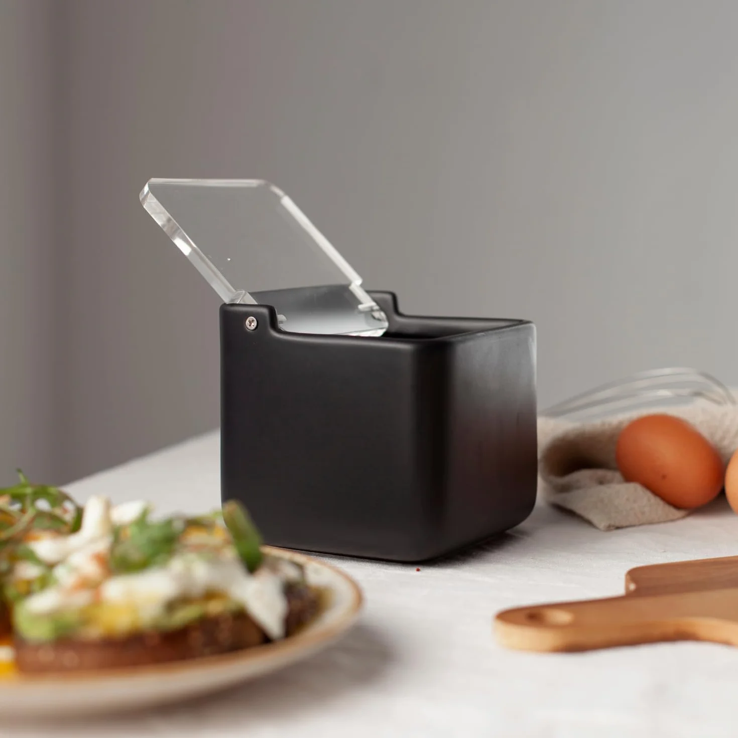 salero de cocina con tapa de acrílico transparente basculante - Saleros negro de cocina modernos con base cerámica para usar como salero y azucarero o especieros, 11.2 x 11.2 x 11.2 cms