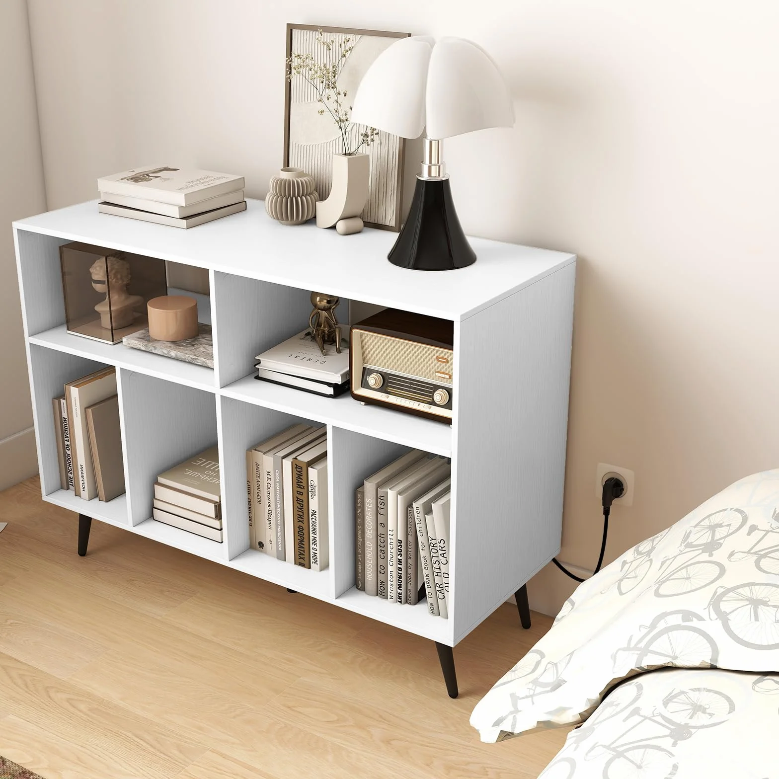 KOMFOTTEU Mueble para Tocadiscos de 3 Niveles, Soporte de Discos de Vinilo con 4 Compartimentos y 2 Estantes Abiertos, Mesa para Tocadiscos con 5 Patas de Metal (Blanco, con Estación de Carga)