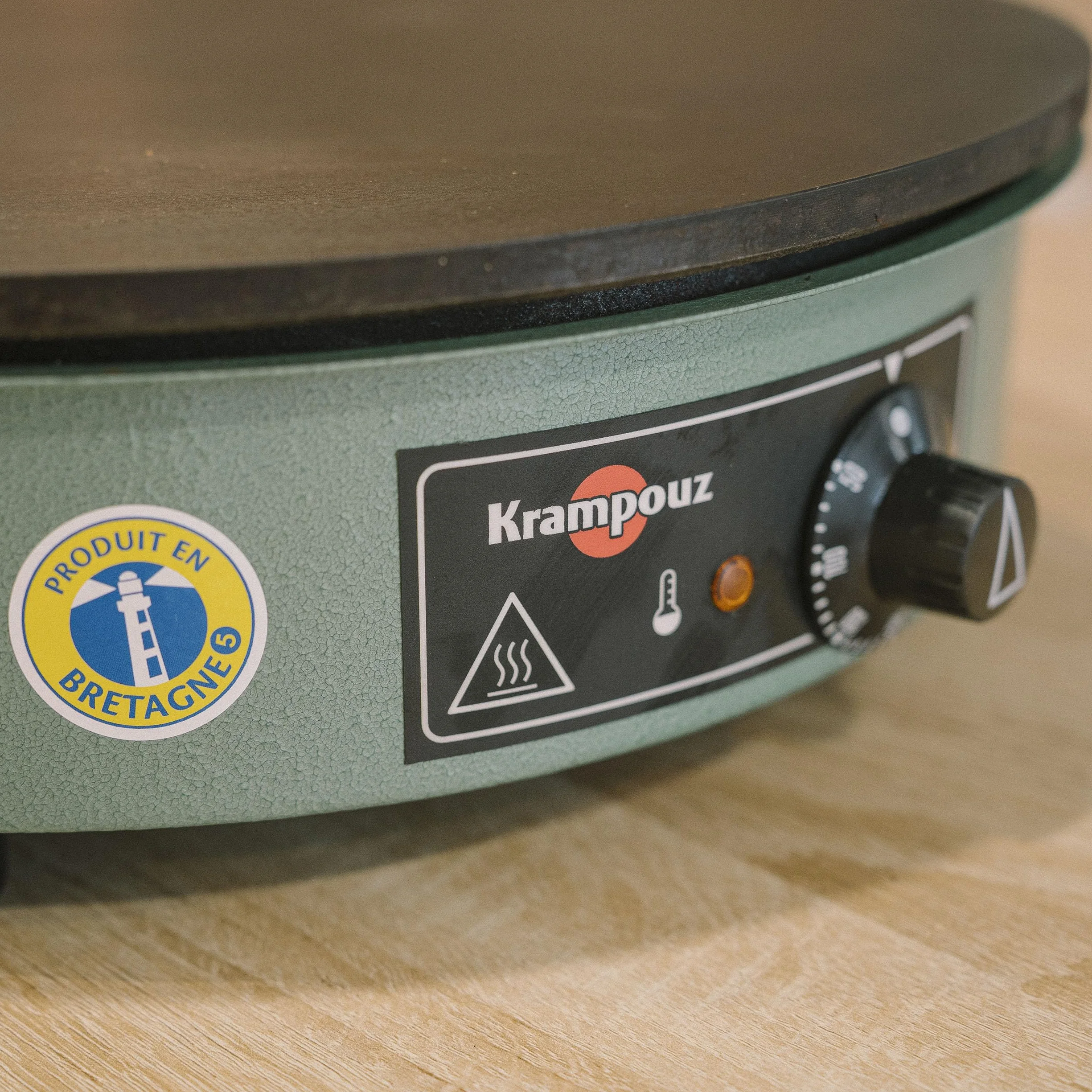 KRAMPOUZ - Crepera eléctrica Billig - Placa de hierro fundido torneado de 35 cm de diámetro - 220-240 voltios y 2.500 vatios - Verdadera crepera tradicional bretona familiar - Fabricada en Francia