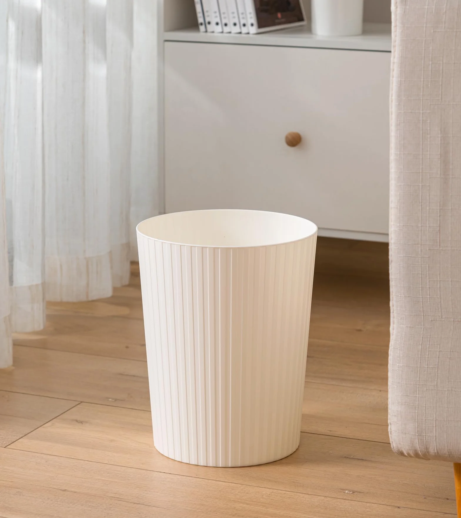Cetomo 7.2L*3 Papelera de Basura de Plástico, Bote de Basura, Papeleras Pequeñas, Papelera Para Dormitorio, Canasto de Basura Redondo con Raya Sólida, Empilables, Mate, PP, Blanco, 7.2L-3 Unidades