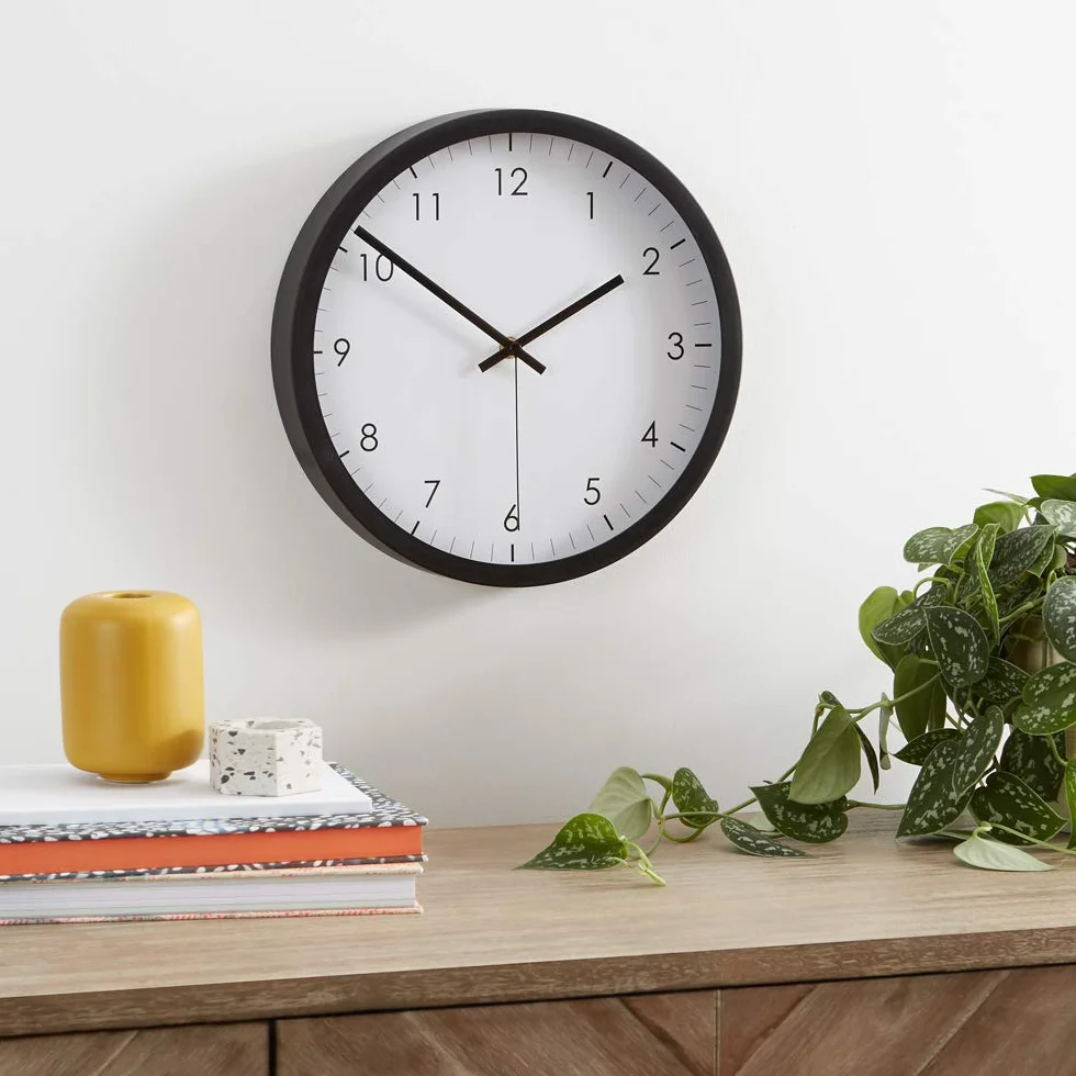 Amazon Basics Reloj clásico redondo 30.5 cm silencioso sin tictac a pilas negro