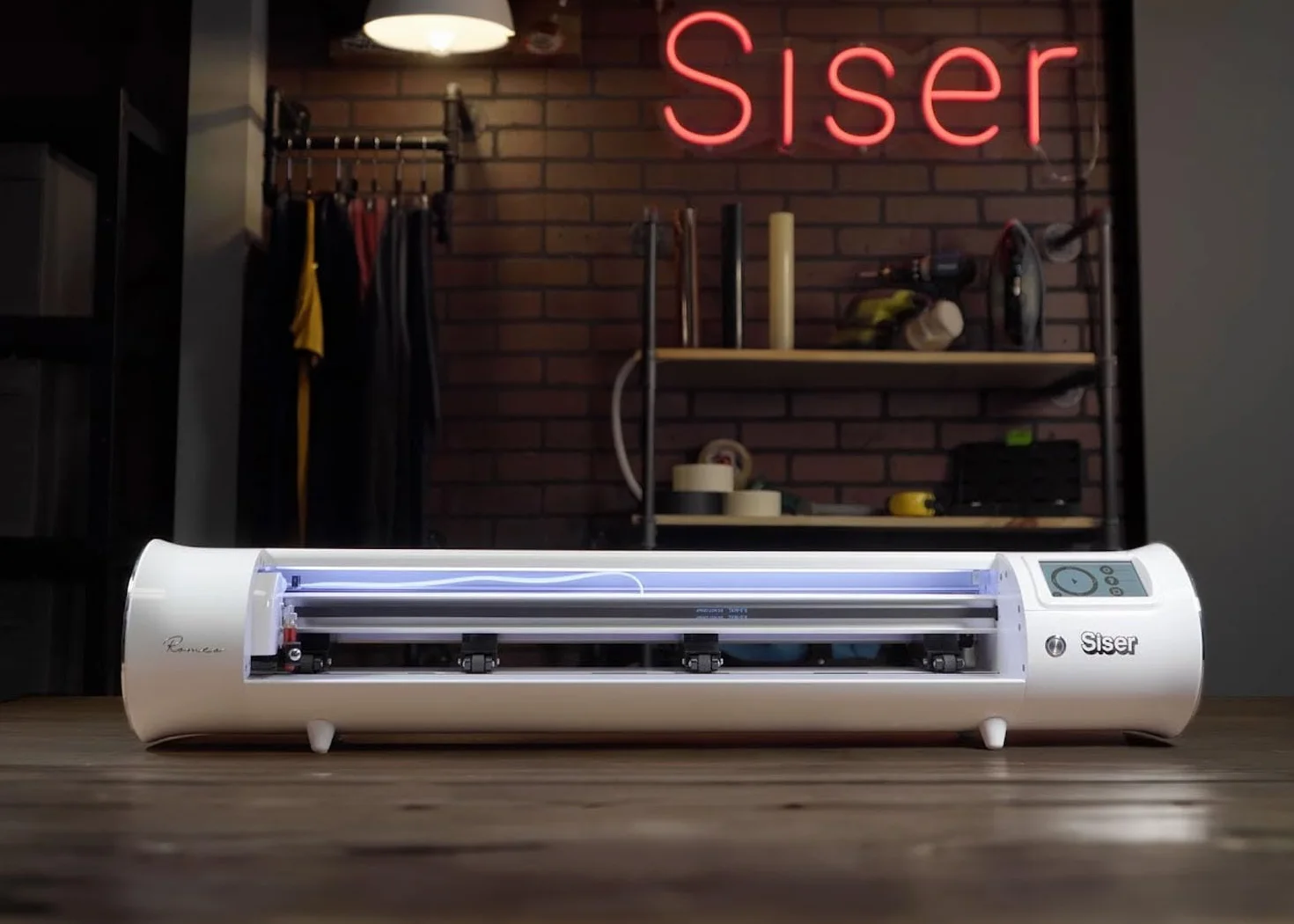 Siser Romeo® Plotter de corte de alta definición – Versátil y potente, corta más de 300 materiales incluyendo vinilo, adhesivos y piel sintética, con un ancho máximo de corte de 60 cm.