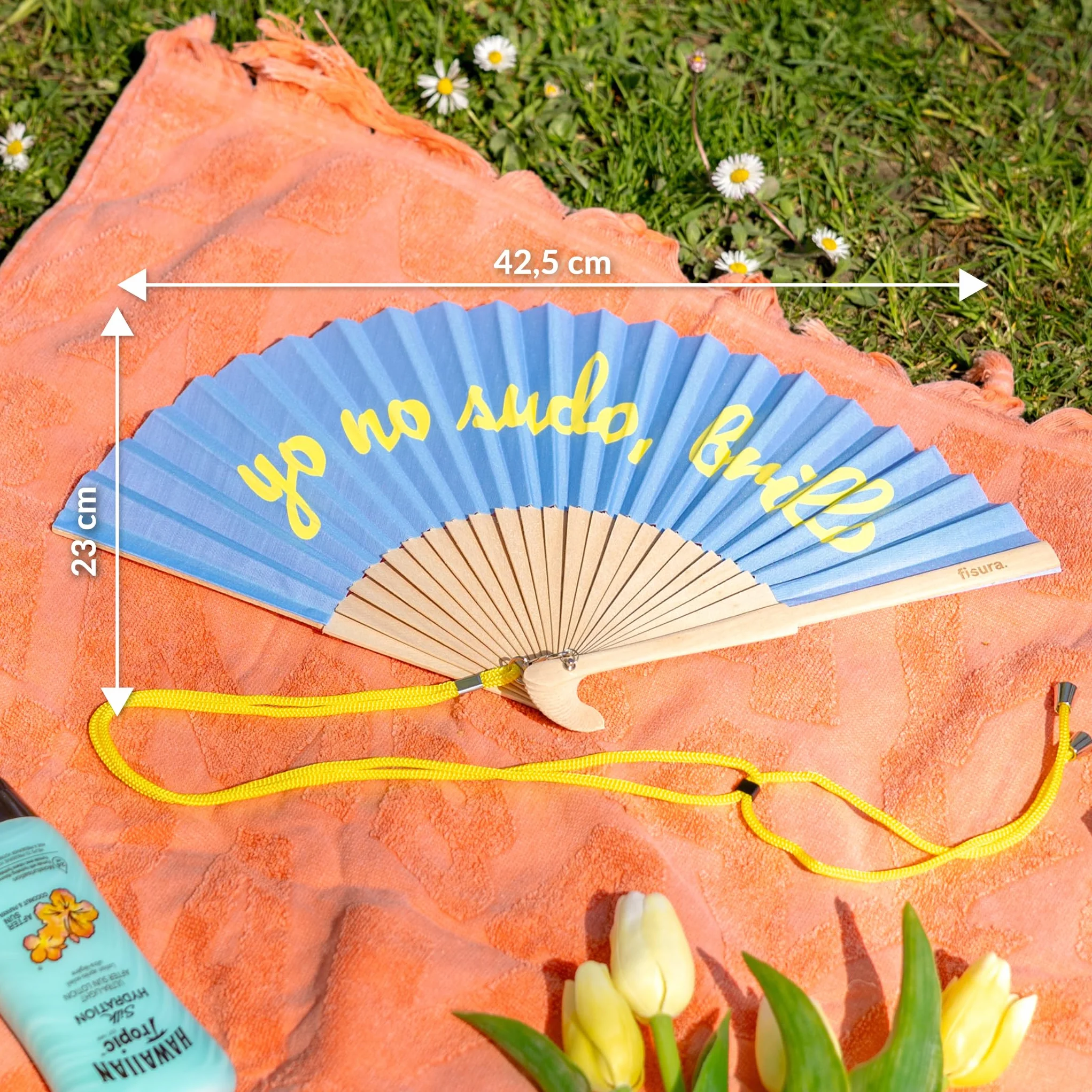 Fisura – Abanico Original con Mensaje “yo no sudo, Brillo”. Abanico de Madera Gracioso. Abanico Azul y Amarillo. Brilla en la Oscuridad. Abanico con cuelga Abanico. 42,5 x 23 cm.