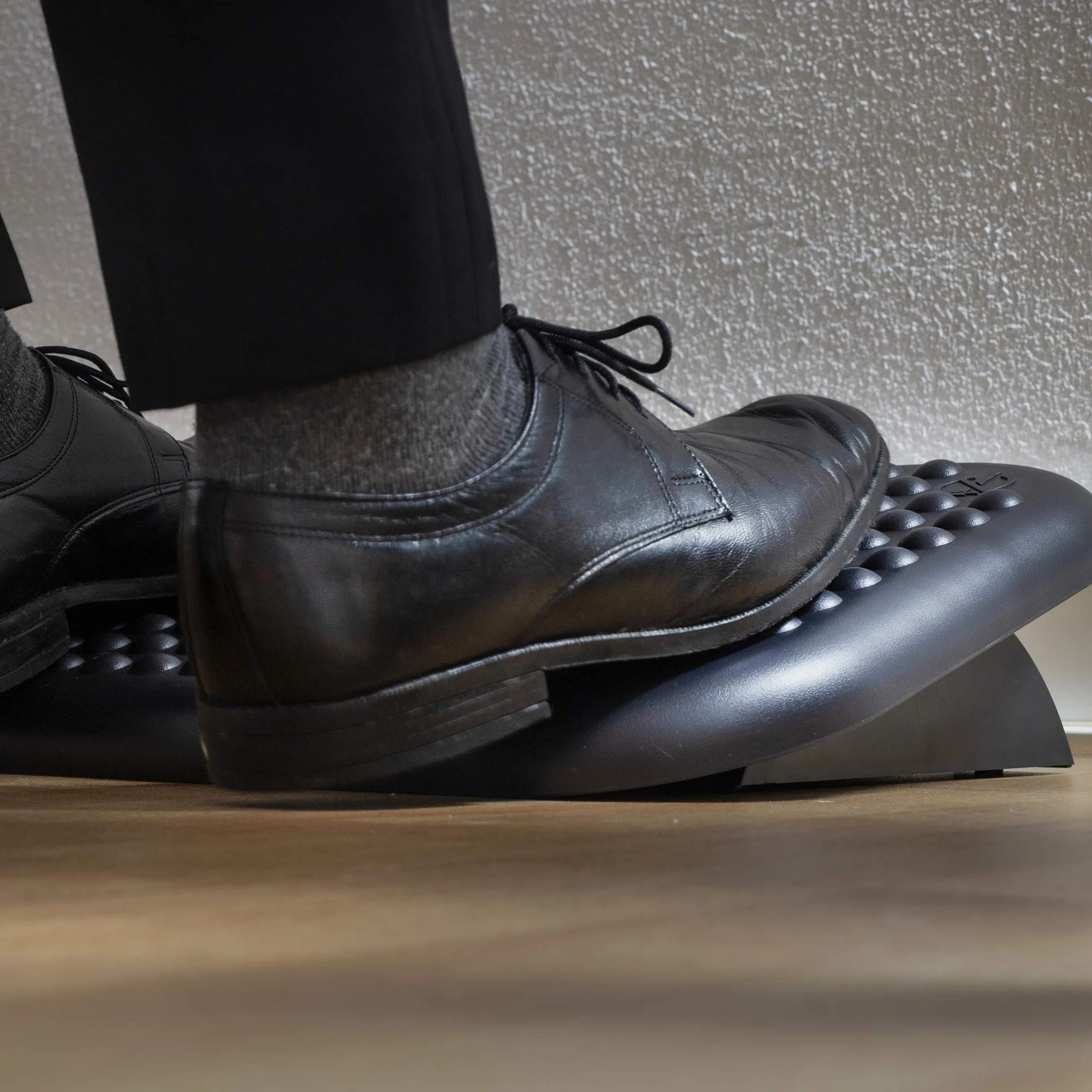 Reposapiés Ergonómico con Altura Ajustable, Inclinación 0° a 15°, Base Antideslizante, Superficie Masajeadora
