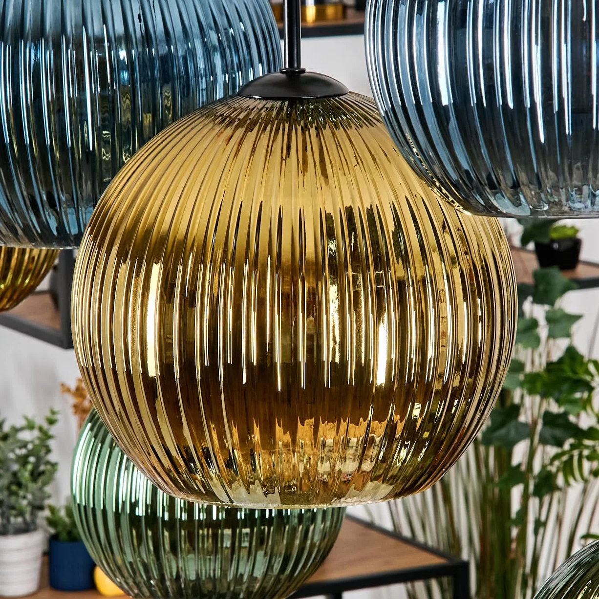 Lámpara de techo Koyoto HOFSTEIN, 8 luces de metal/madera/cristal estriado en negro/natural/verde/azul/dorado, diseño retro (pantallas de Ø 20; 25 cm), E27, comedor, cocina, salón