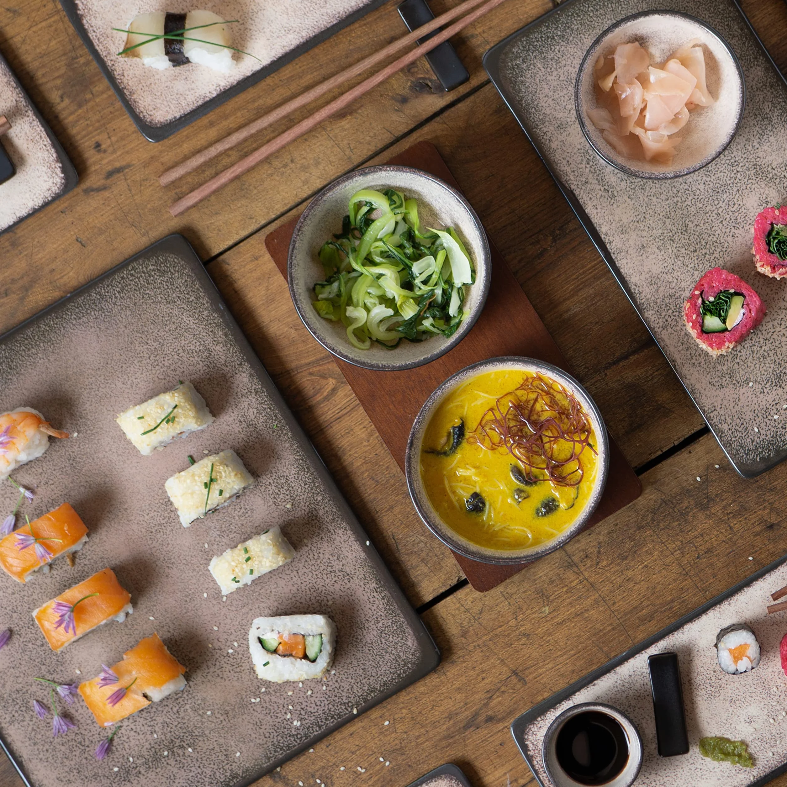 Moritz & Moritz Vajilla Sushi - Platos Sushi Ceramica - Plates Set 29 Piezas para 4 Personas - Plato Sushi con Palillos Soporte de Palillos Cuencos para Wasabi