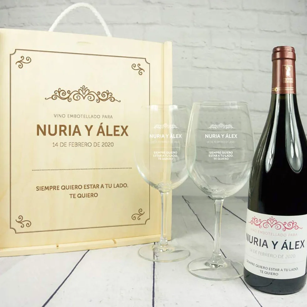 Calledelregalo Regalo Personalizado para Parejas: Kit con Botella de Vino + Copas de Vino + Caja de Madera, Todo ello Personalizable con Nombres, Fecha y dedicatoria