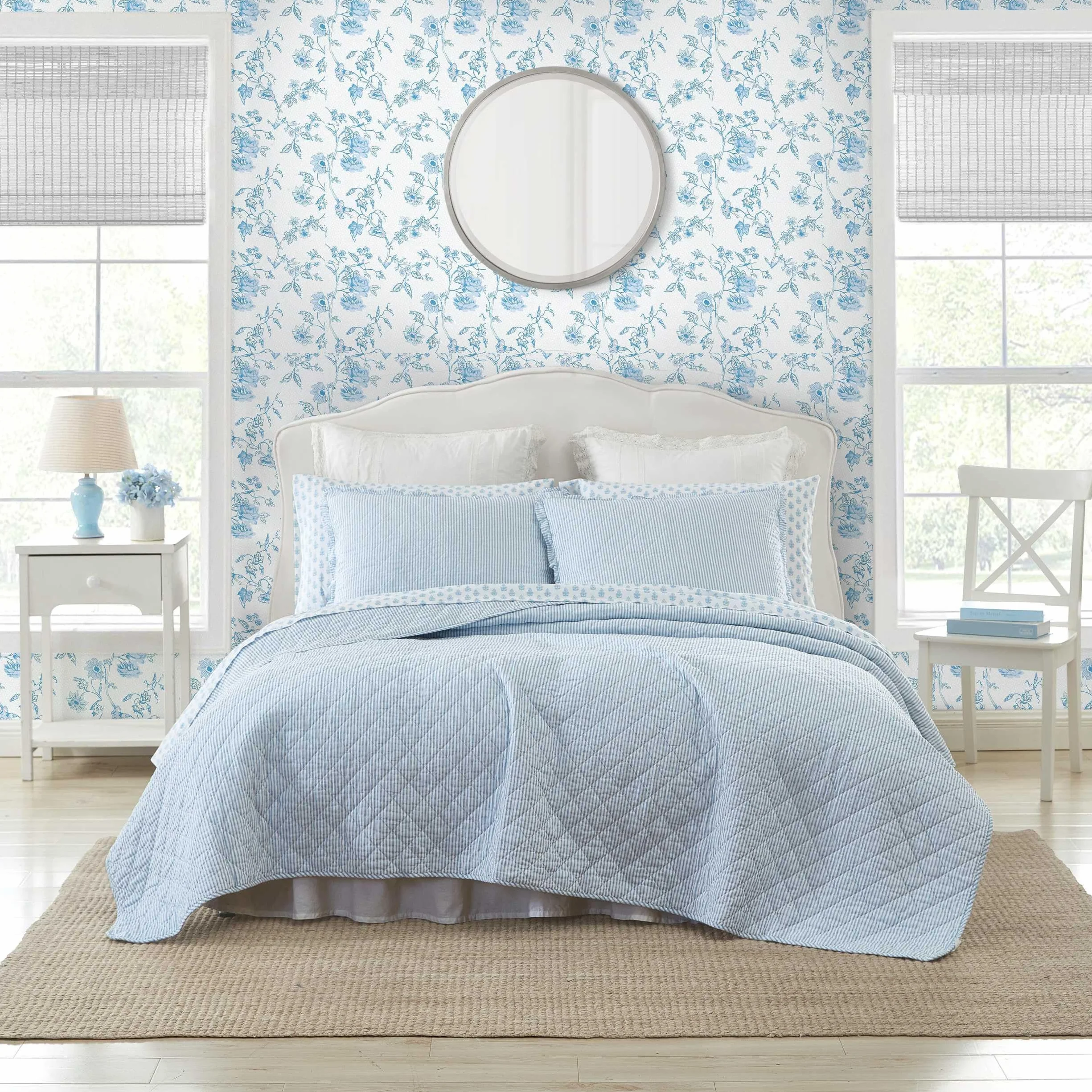 Laura Ashley - Juego de edredón tamaño King, Ropa de Cama súper Suave con Funda de Almohada a Juego, decoración Casual para el hogar (Rayas Azules Oxford, King)
