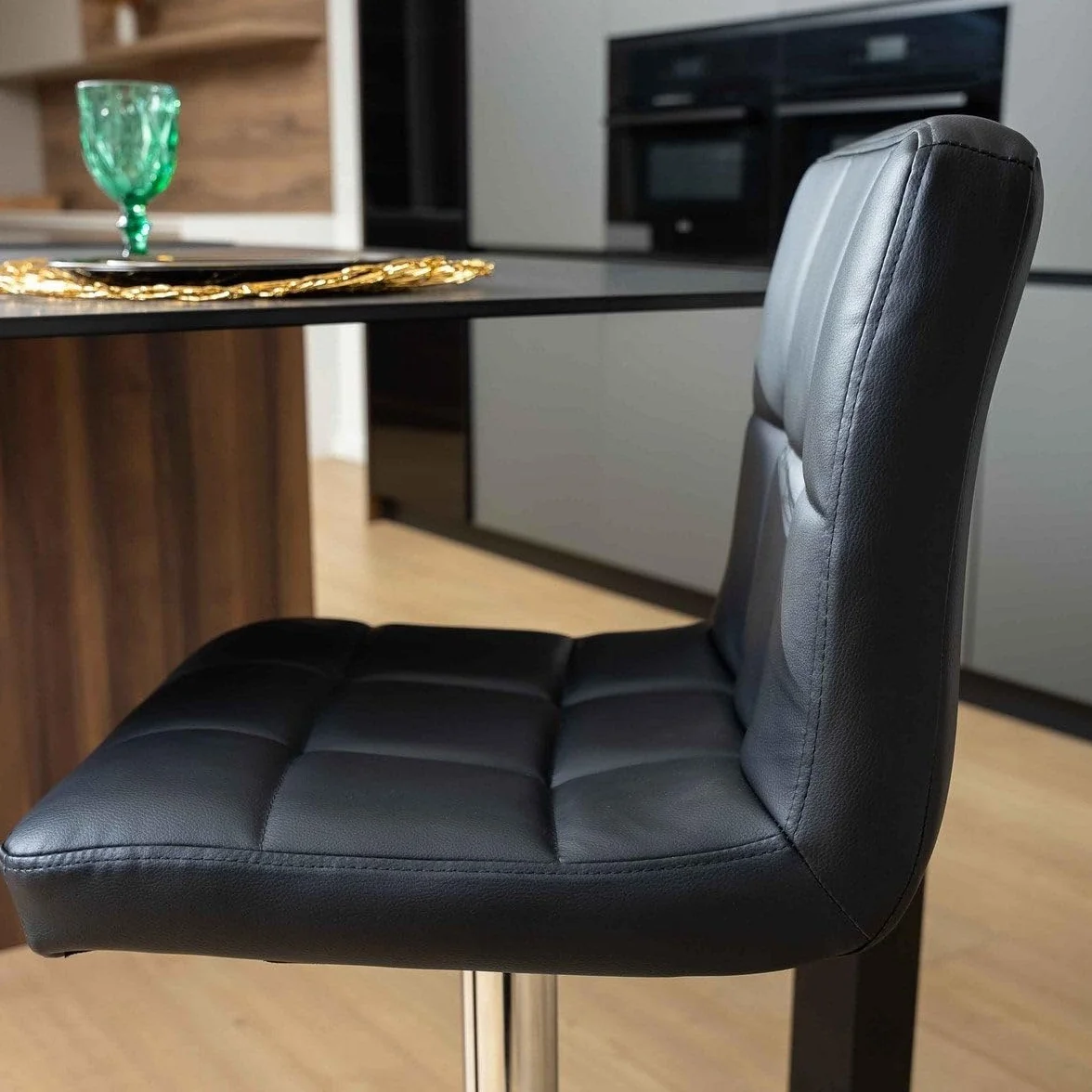 LOLAhome - Taburete Alto de Cocina Giratorio en 360°, Sillas de Bar Regulable en Altura de 93 a 113 cm, con Respaldo de Polipiel, Estructura Metal y Reposapiés, Negro