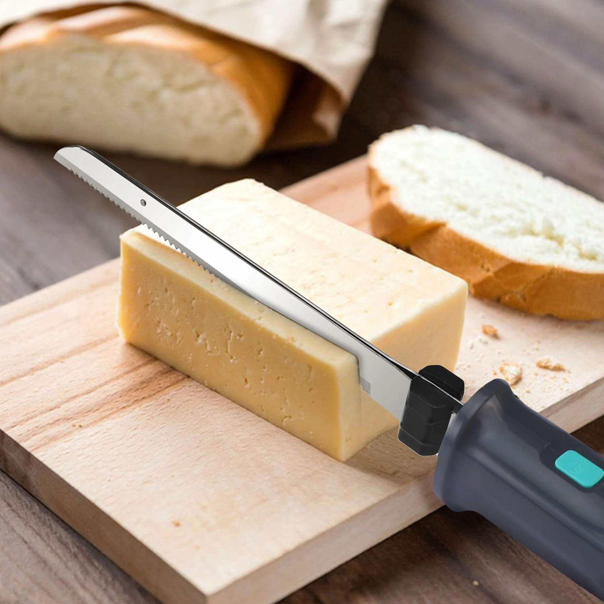 HAUSHOF Cuchillo Eléctrico 8V - Cuchillo de Cocina Inalámbrico, 2 Hojas de Acero Inoxidable, Tenedor Incluido, Apto para Lavavajillas, con Caja de Almacenamiento, Ideal para Carne, Pan, Jamón y Queso